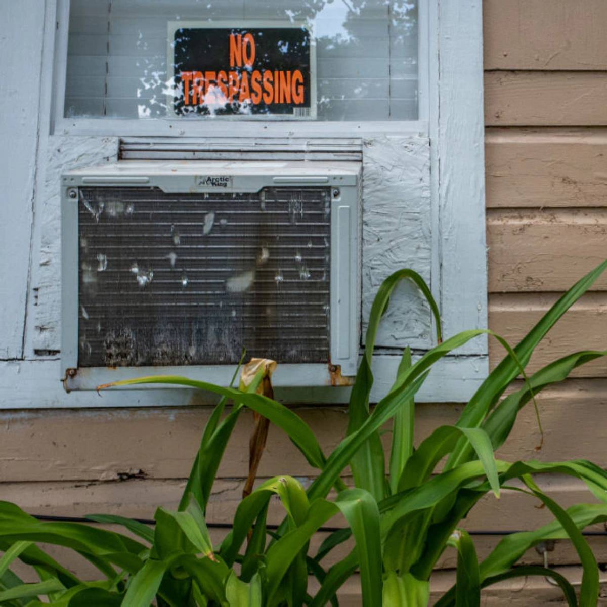 আপনি একটি নতুন এসি কেনার পরিকল্পনা করছেন, কিন্তু কত টন কিনবেন তা নিয়ে আপনি বিভ্রান্ত। লোকেরা প্রায়শই ভুল টন ধারণক্ষমতা বেছে নেয়। যত বেশি টন, বিল তত বেশি। ঘরের আকার খুঁজে বের করুন এবং আকারের উপর ভিত্তি করে একটি এসি আকার নির্বাচন করুন। (ছবি: গেটি)