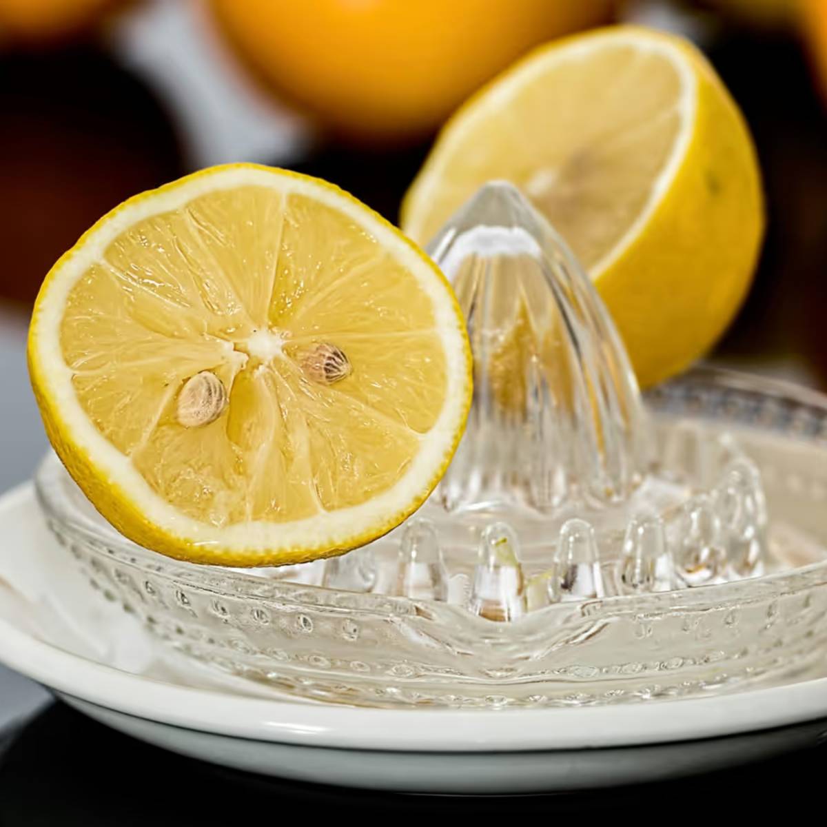 ৪. একটু লেবু বা দই: যদি আপনার তরকারিতে একটু টক স্বাদ আসে, তাহলে সামান্য লেবুর রস অথবা এক চামচ দই যোগ করুন। টক স্বাদ লবণাক্ততার ভারসাম্য বজায় রাখে এবং তরকারিকে সস্বাদু করে তোলে।