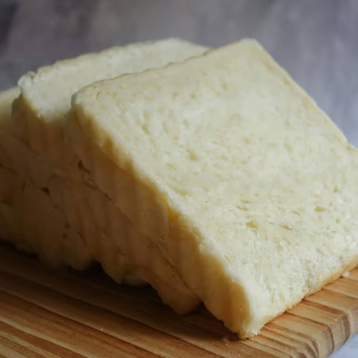 ৩. ময়দা অথবা রুটির ছোট টুকরো: যদি খুব বেশি লবণ থাকে, তাহলে ময়দার ছোট বল অথবা রুটির টুকরো নিন এবং সবজির সাথে যোগ করুন, ৪-৫ মিনিট রান্না করুন, তারপর এটি বের করে ফেলুন। এতে অতিরিক্ত লবণ শুষে নেওয়া হবে।