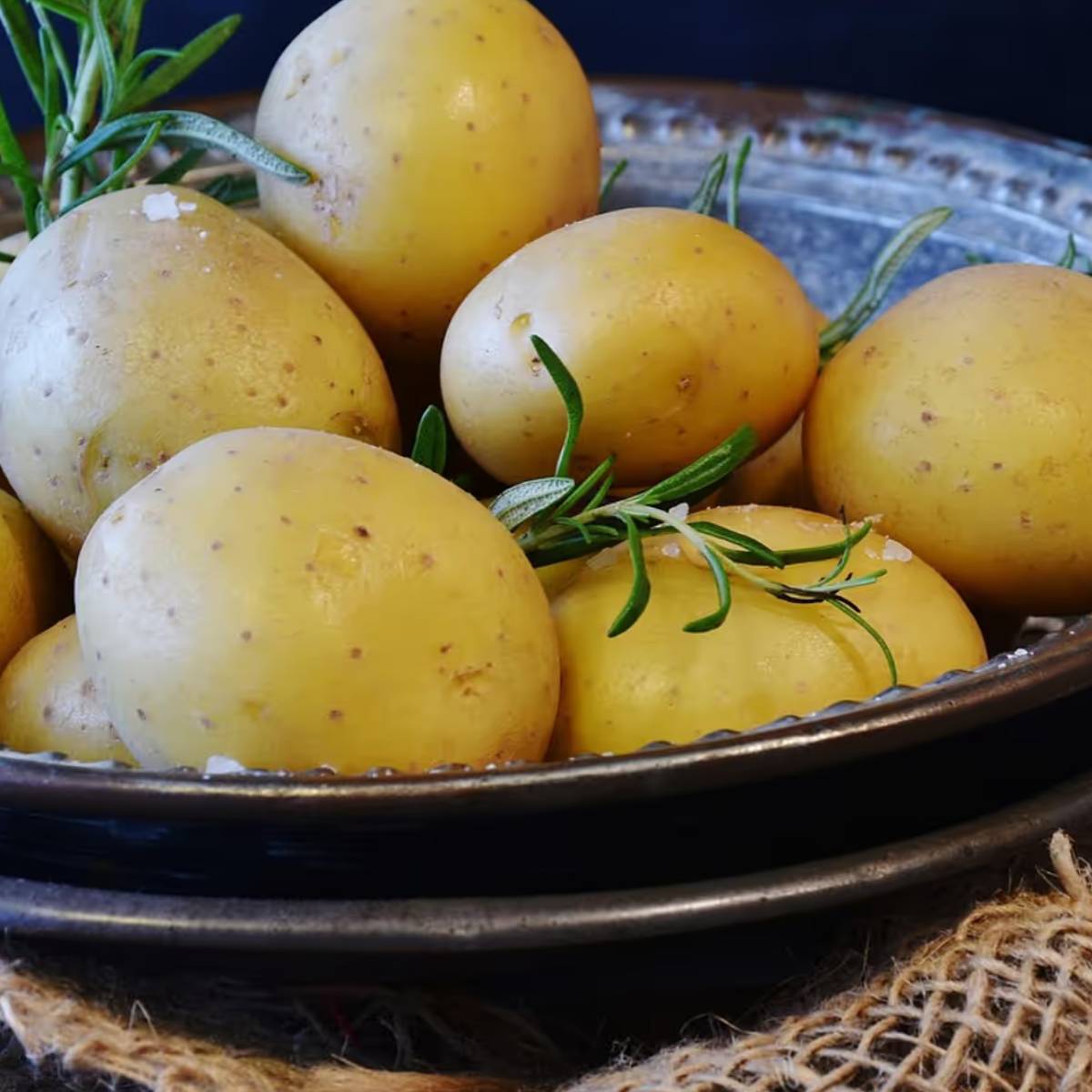 ২. সেদ্ধ আলুও অসাধারণ কাজ করতে পারে: যদি আপনার বাড়িতে সেদ্ধ আলু থাকে, তাহলে সেগুলো চূর্ণ করে তরকারিতে যোগ করুন। আলু উল্লেখযোগ্য পরিমাণে লবণ শোষণ করে। এটি লবণাক্ত স্বাদকে নরম করে তুলবে।