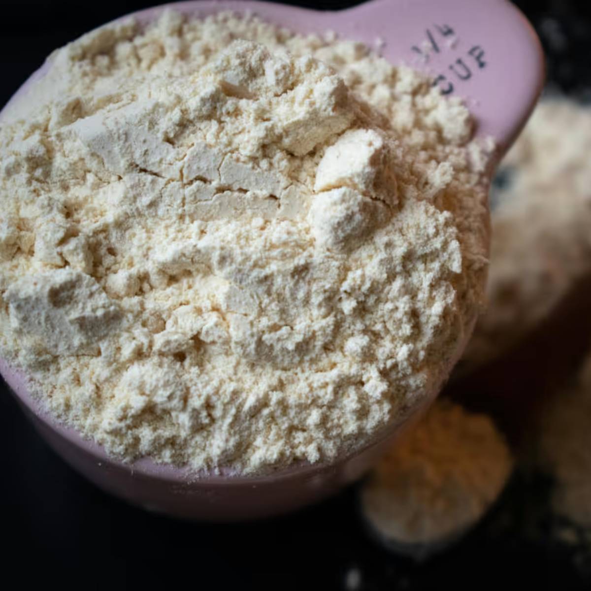 বেসন লবণের তীক্ষ্ণতা শোষণ করে এবং স্বাদের ভারসাম্য বজায় রাখে। এটি সবজিতে কিছুটা সতেজতাও যোগ করে।