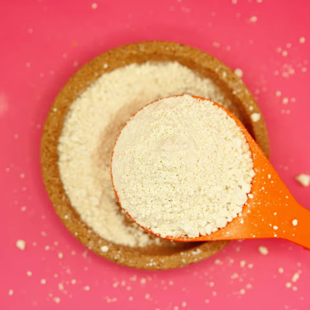 ১. বেসন যোগ করুন: আলু, বাঁধাকপি, লেডিফিঙ্গার বা যেকোনো শুকনো সবজিতে যদি অতিরিক্ত লবণ থাকে, তাহলে এতে ১-২ চামচ বেসন যোগ করুন। মনে রাখবেন সরাসরি বেসন যোগ করার পর, সবজিটি কম আঁচে ২-৩ মিনিটের জন্য ভালো করে খাজন।