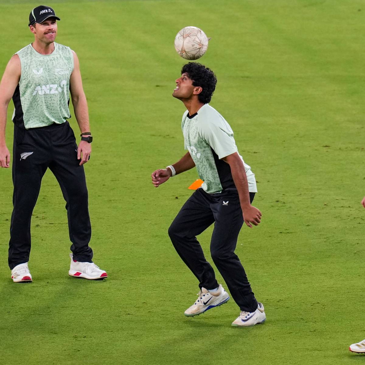 প্রায় সমান সুবিধা পাবেন ব্যাটার ও বোলাররা। জসপ্রীত বুমরা দারুণ ছন্দে। এর সঙ্গে বরুণ ছন্দ ফিরে পেলে ভারতের জিততে সমস্যা হওয়ার কথা নয়।