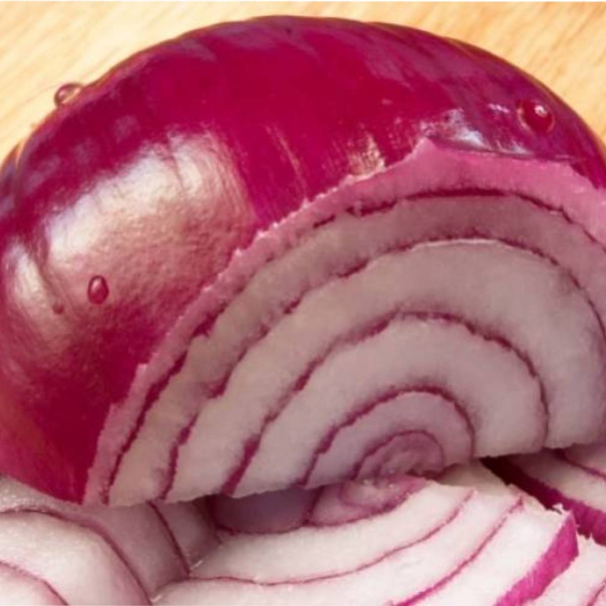 যদিও পেঁয়াজকে নিরাপদ বলে মনে করা হয়, তবুও ডাক্তার এবং পুষ্টিবিদরা বলছেন যে কিছু লোকের পেঁয়াজ খাওয়া এড়ানো উচিত। ওয়েবএমডি অনুসারে, যদি ইরিটেবল বাওয়েল সিনড্রোম (IBS) বা খুব সংবেদনশীল হজমশক্তি সম্পন্ন ব্যক্তিরা পেঁয়াজ খান, তাহলে এতে উপস্থিত ফ্রুকটান পেটে গাঁজ