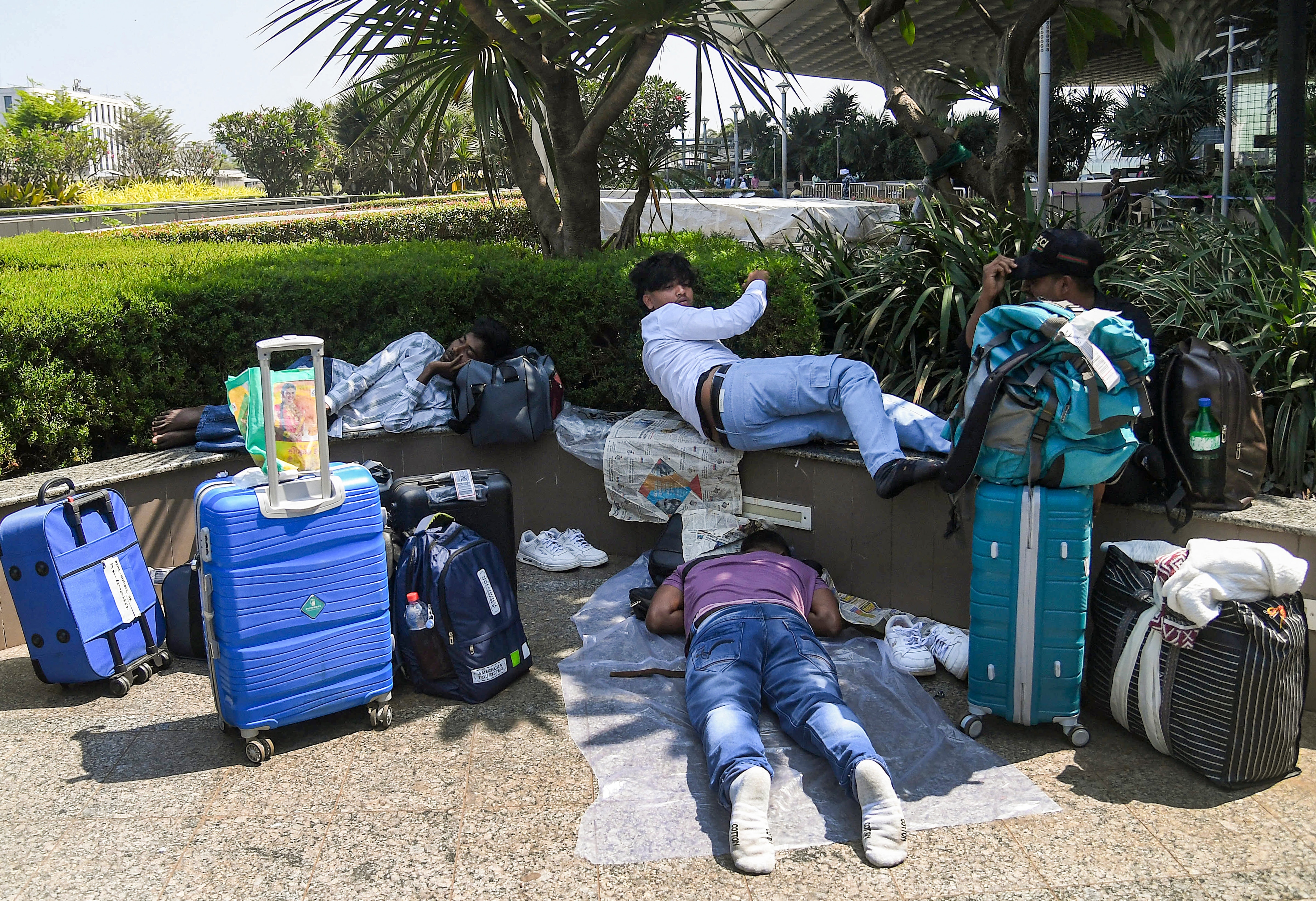  দুবাইয়েই আটকে পড়েছেন প্রচুর যাত্রী