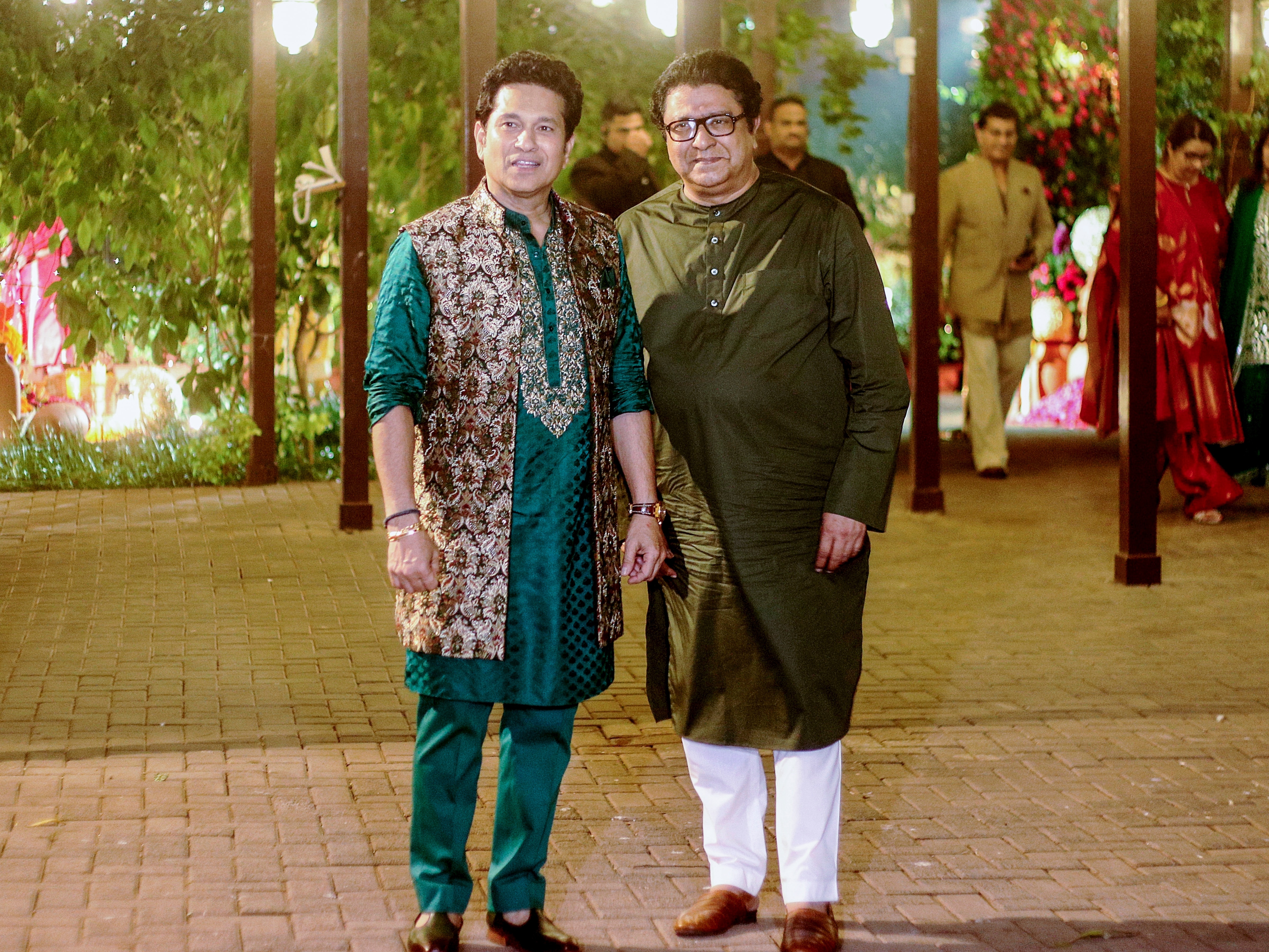 রাজ ঠাকরেকে নিজে আপ্যায়ন করলেন সচিন