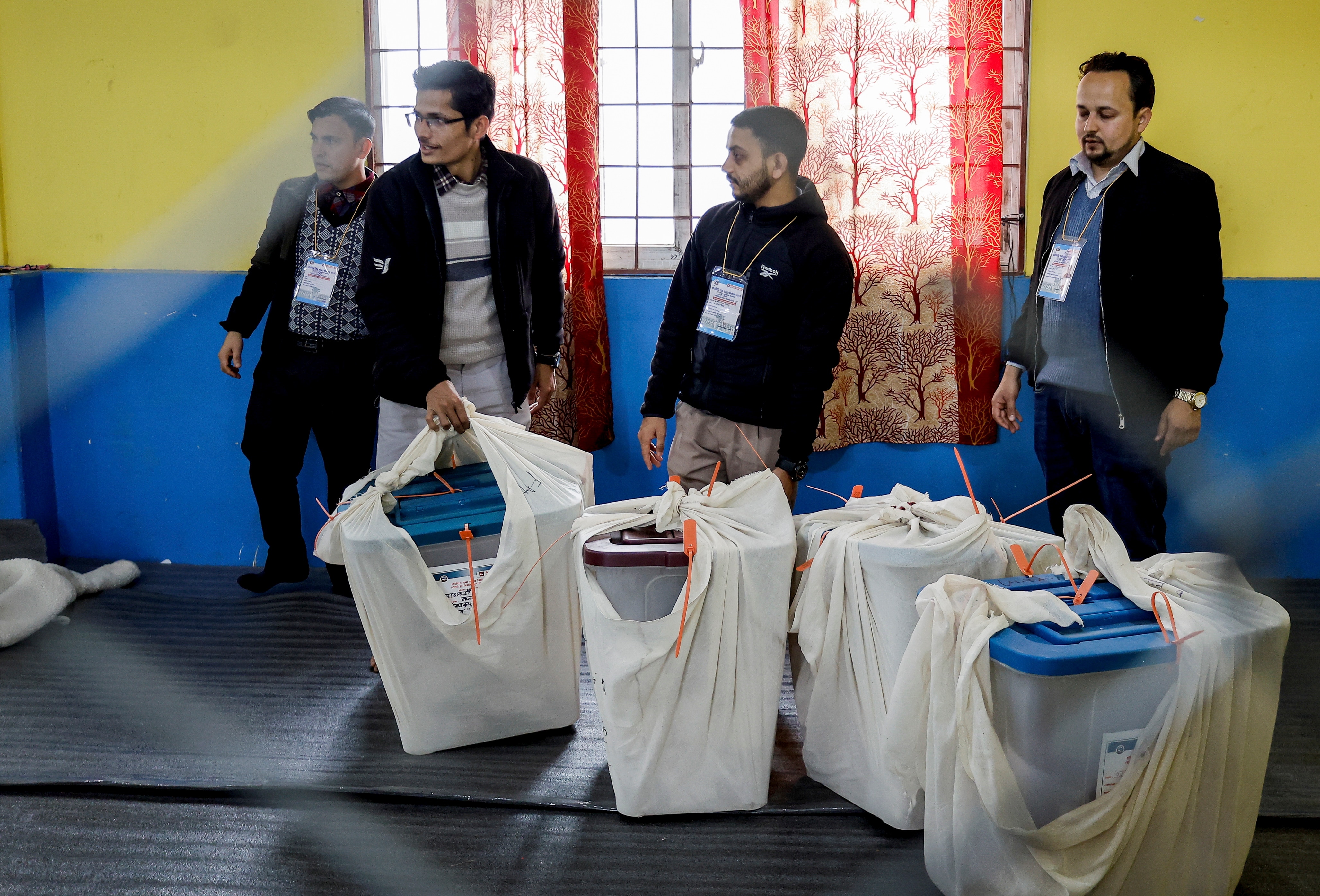  ছয়জন প্রাক্তন প্রধানমন্ত্রীর মুখোমুখি 