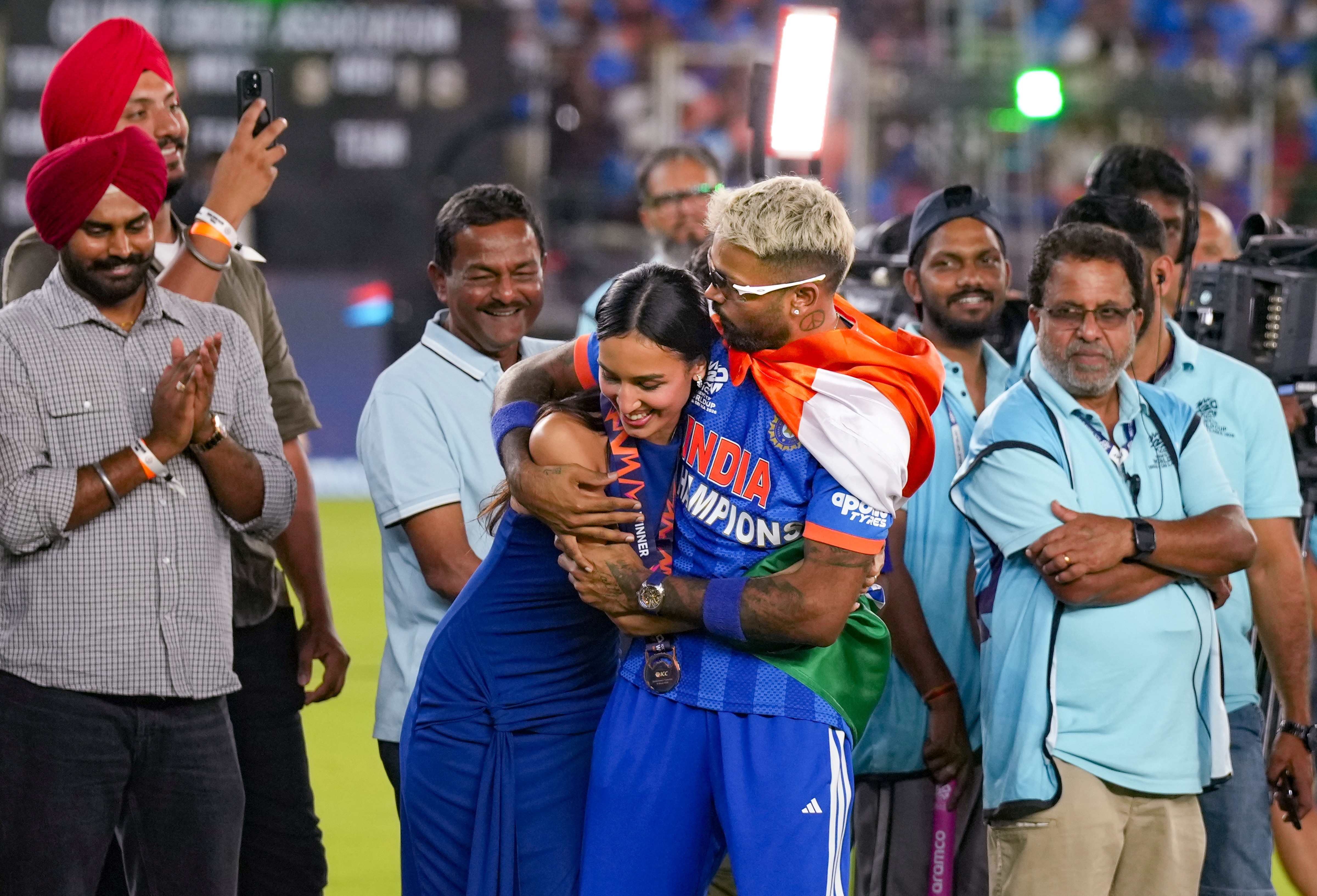 রবিবার 'রাত দখল' করল গোটা দেশ রবিবার 'রাত দখল' করল গোটা দেশ