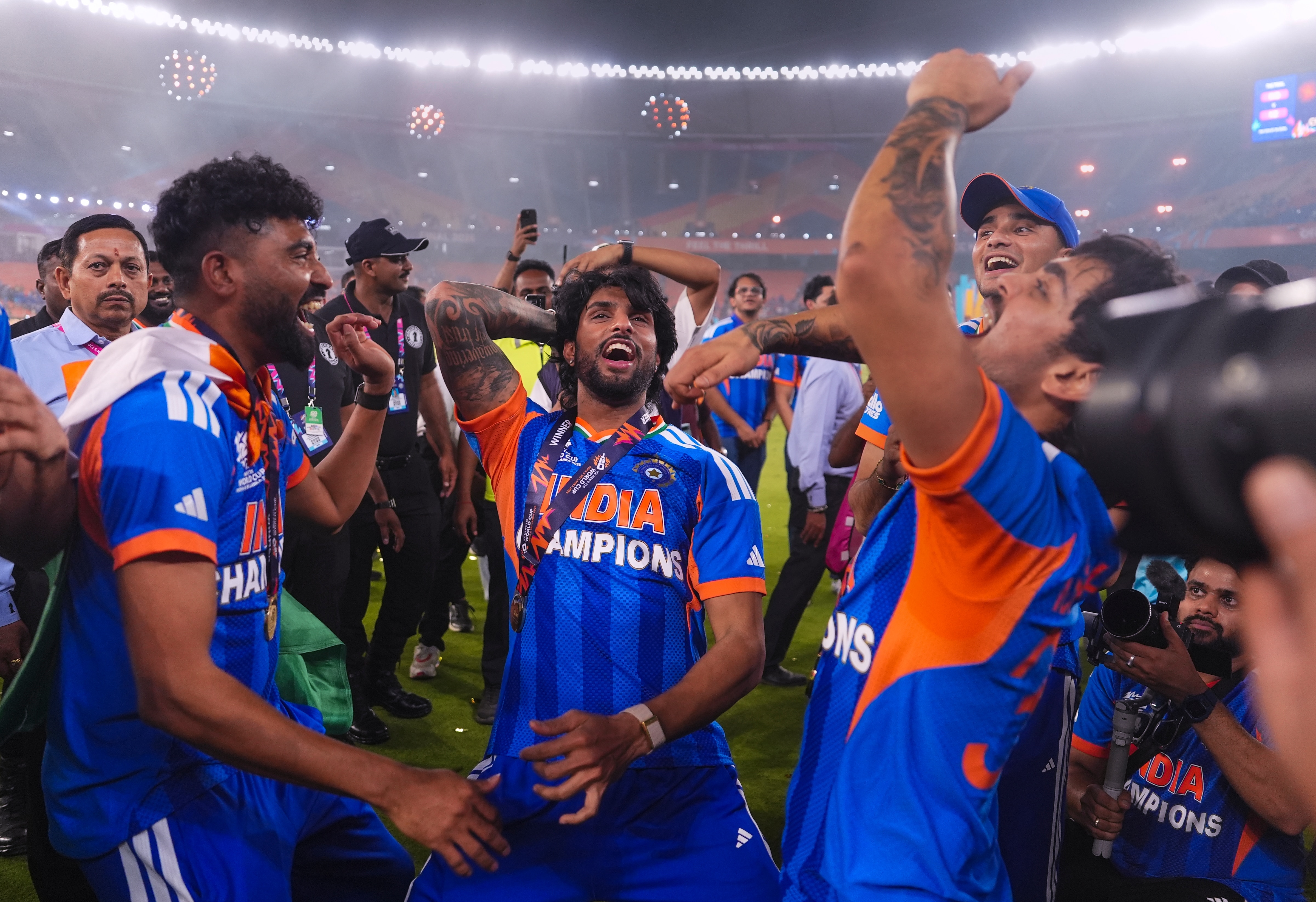 তাসের ঘরের মতো ভেঙে গেল কিউইদের ব্যাটিং তাসের ঘরের মতো ভেঙে গেল কিউইদের ব্যাটিং