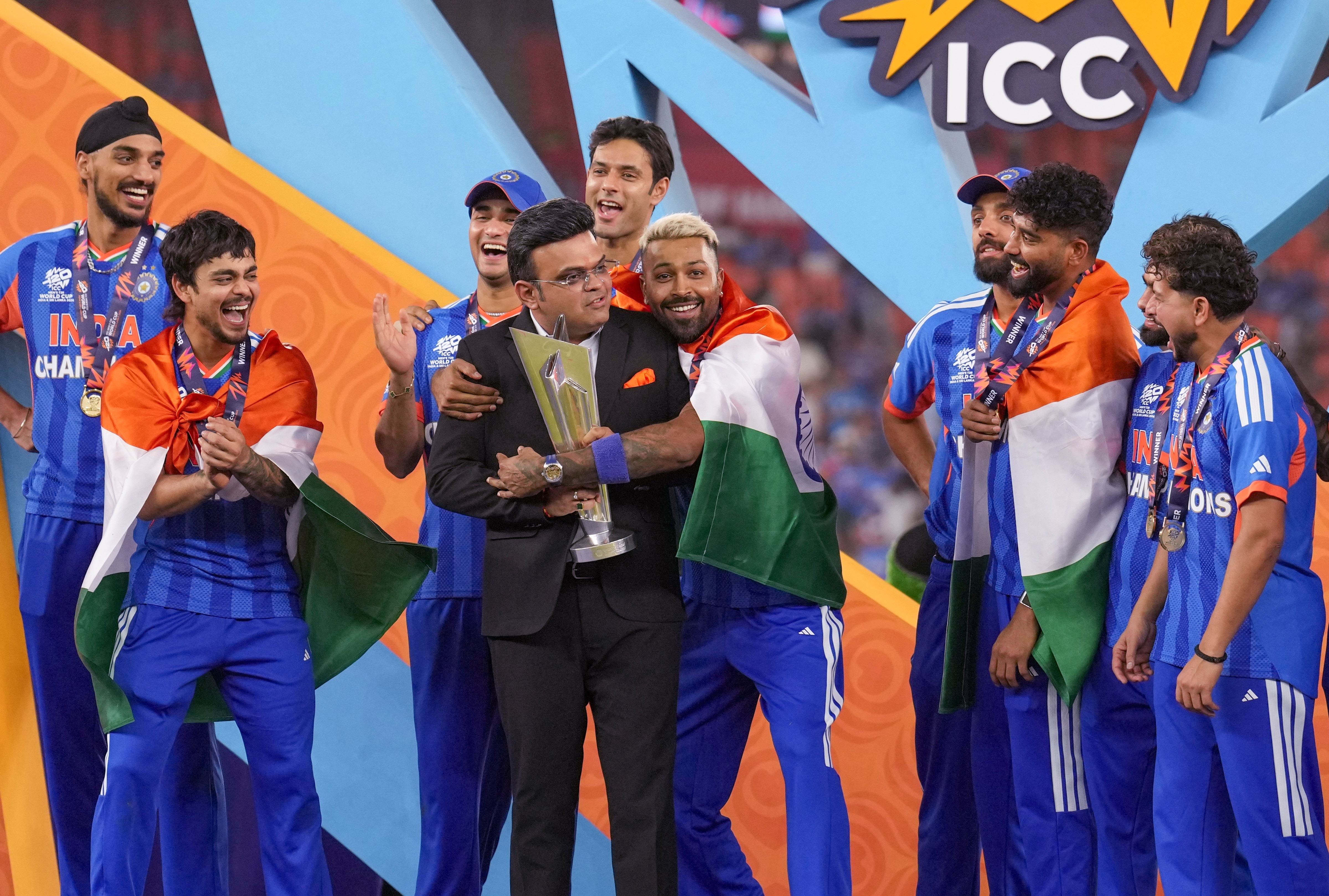 জয় শাহকে জড়িয়ে ধরলেন হার্দিক জয় শাহকে জড়িয়ে ধরলেন হার্দিক