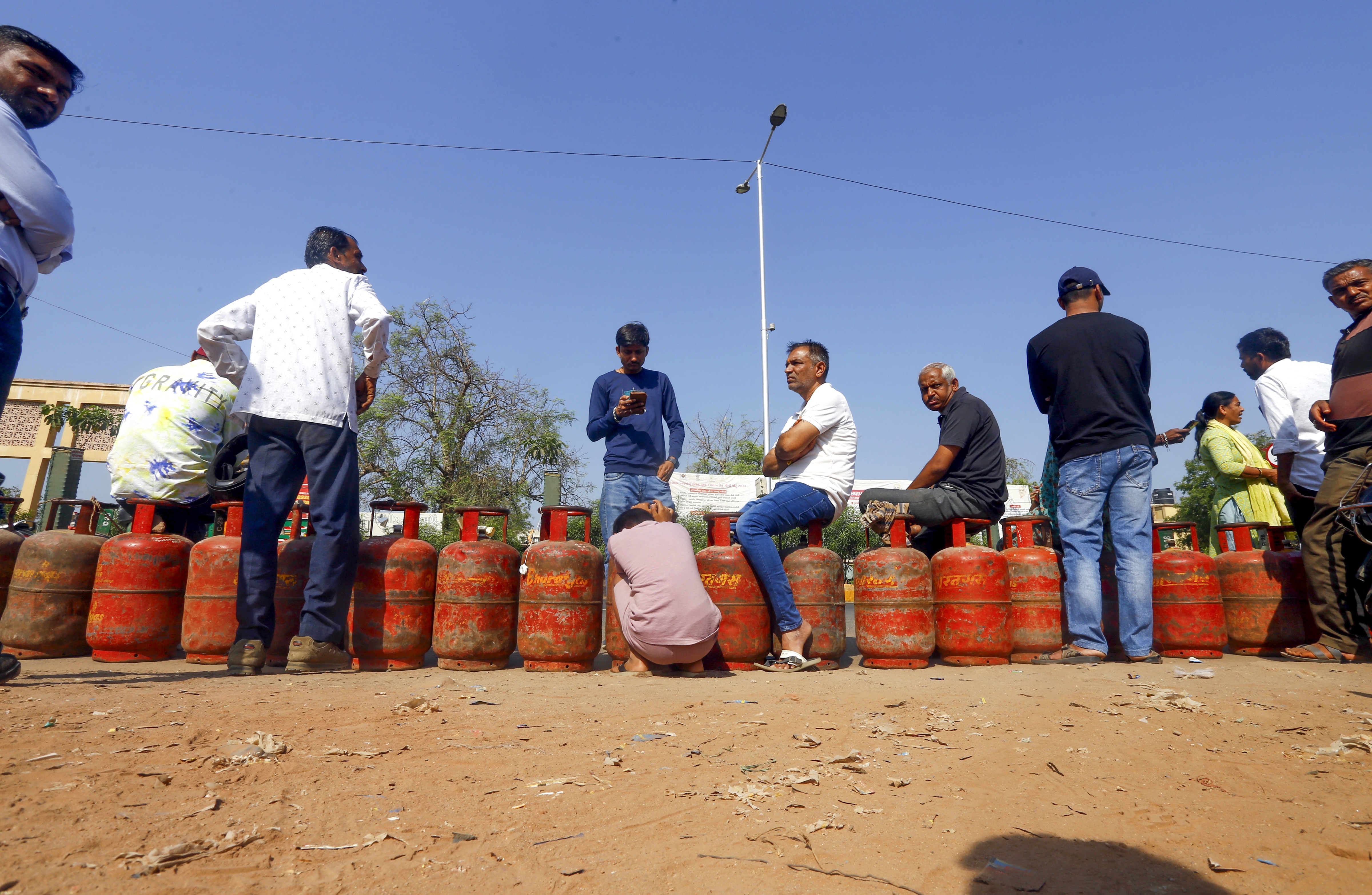ওটিপি নিয়ে ব্যাঙ্ক থেকে সব টাকা তুলে নিচ্ছে