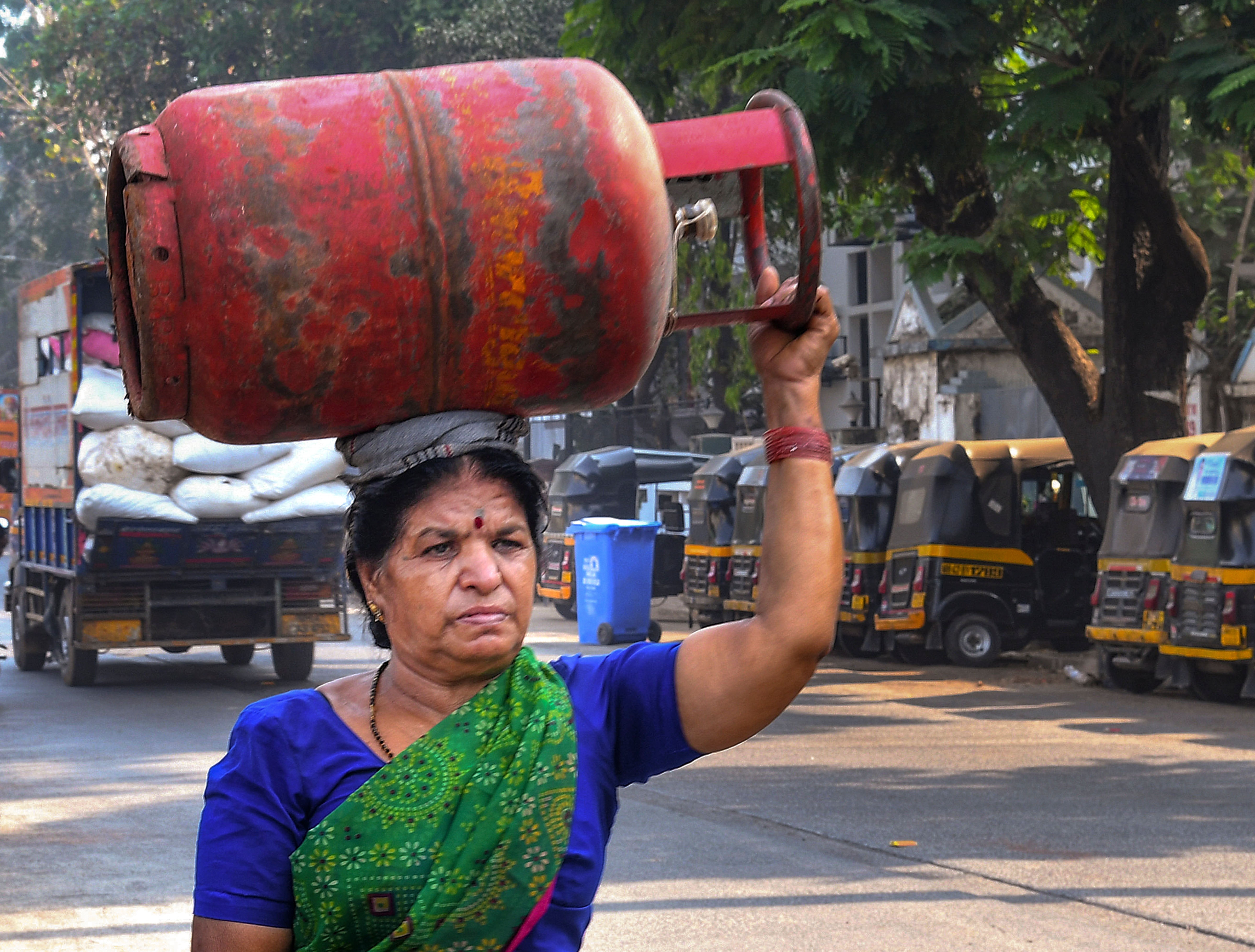 স্ক্যামাররা ভুয়ো বার্তা বা হোয়াটসঅ্যাপ লিঙ্কও পাঠায়