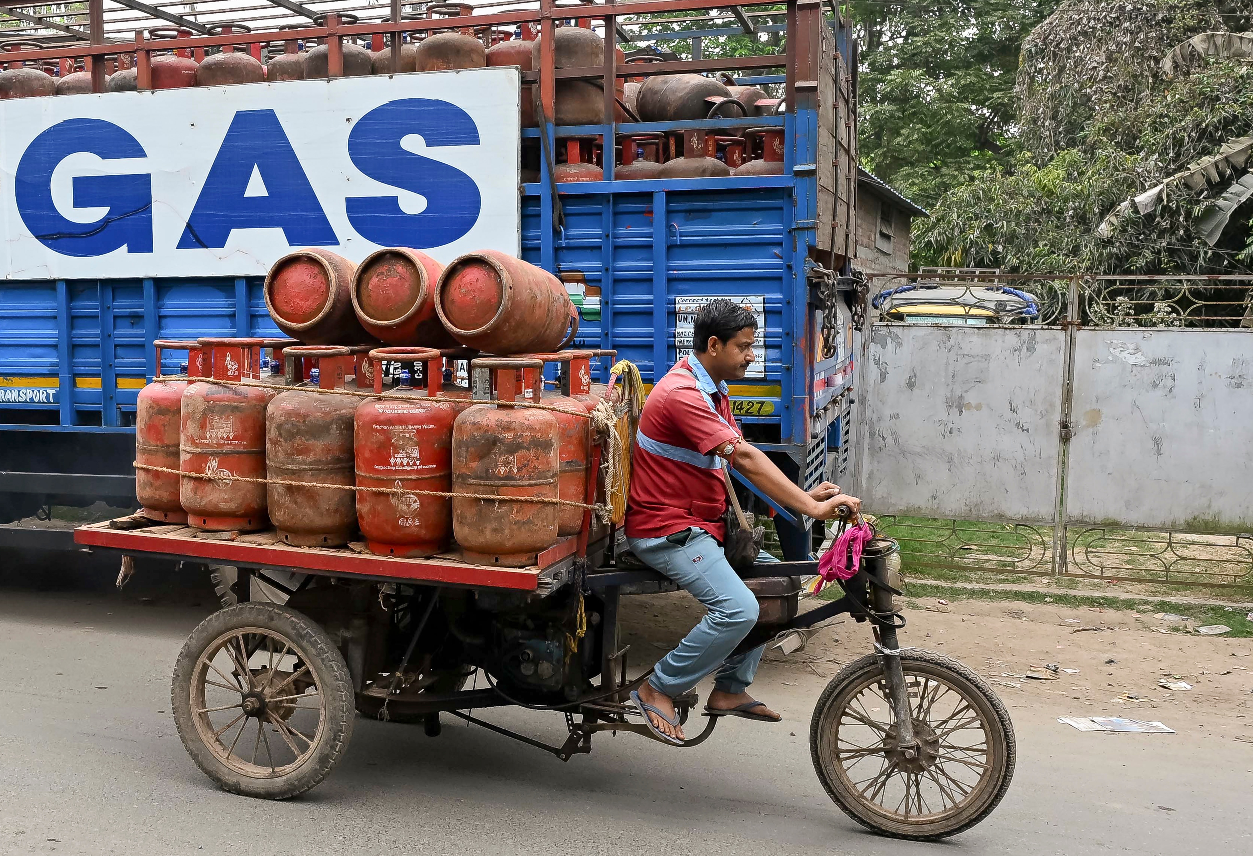 সিলিন্ডারের কোনও উল্লেখযোগ্য ঘাটতি নেই 