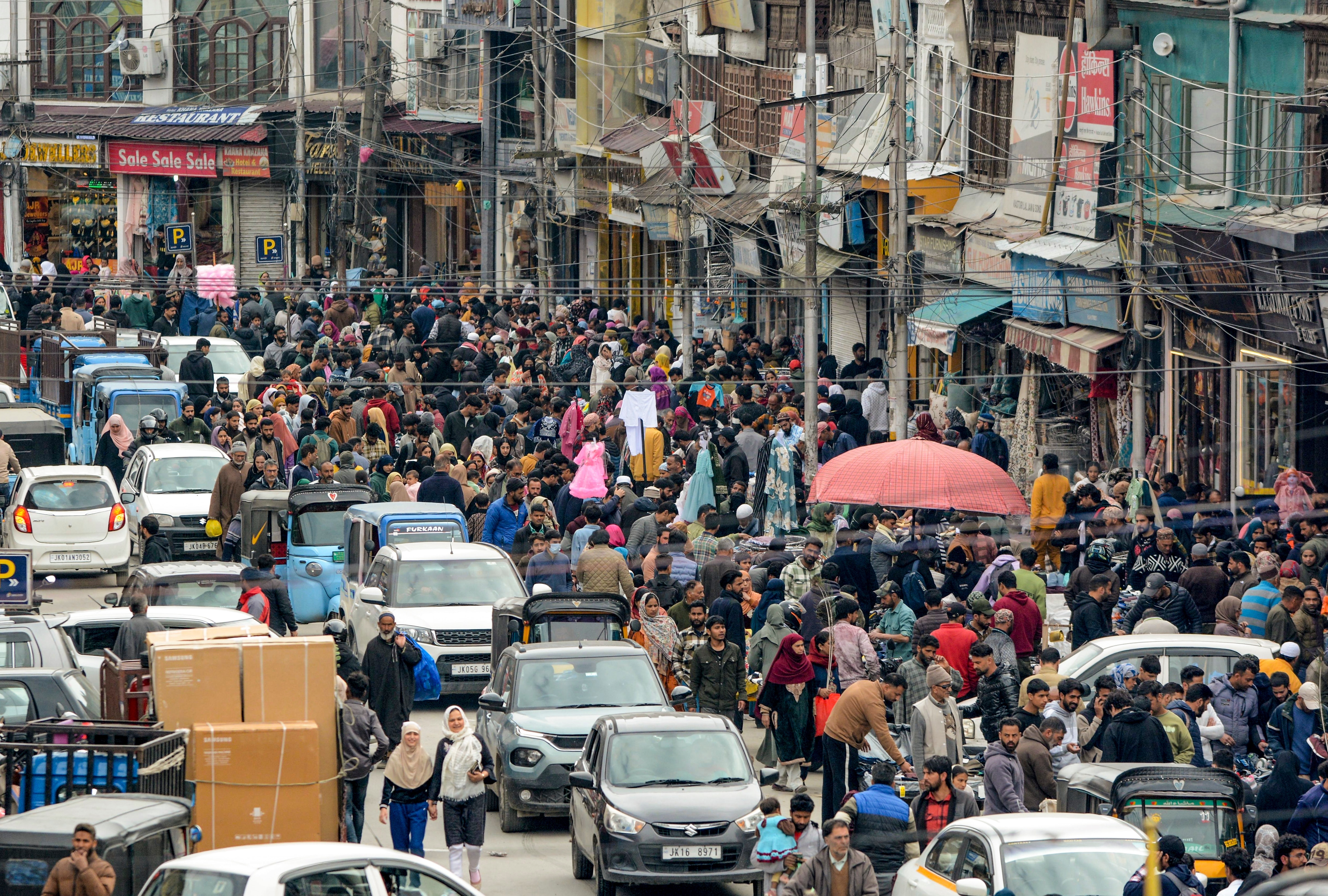 নতুন পোশাক পরা