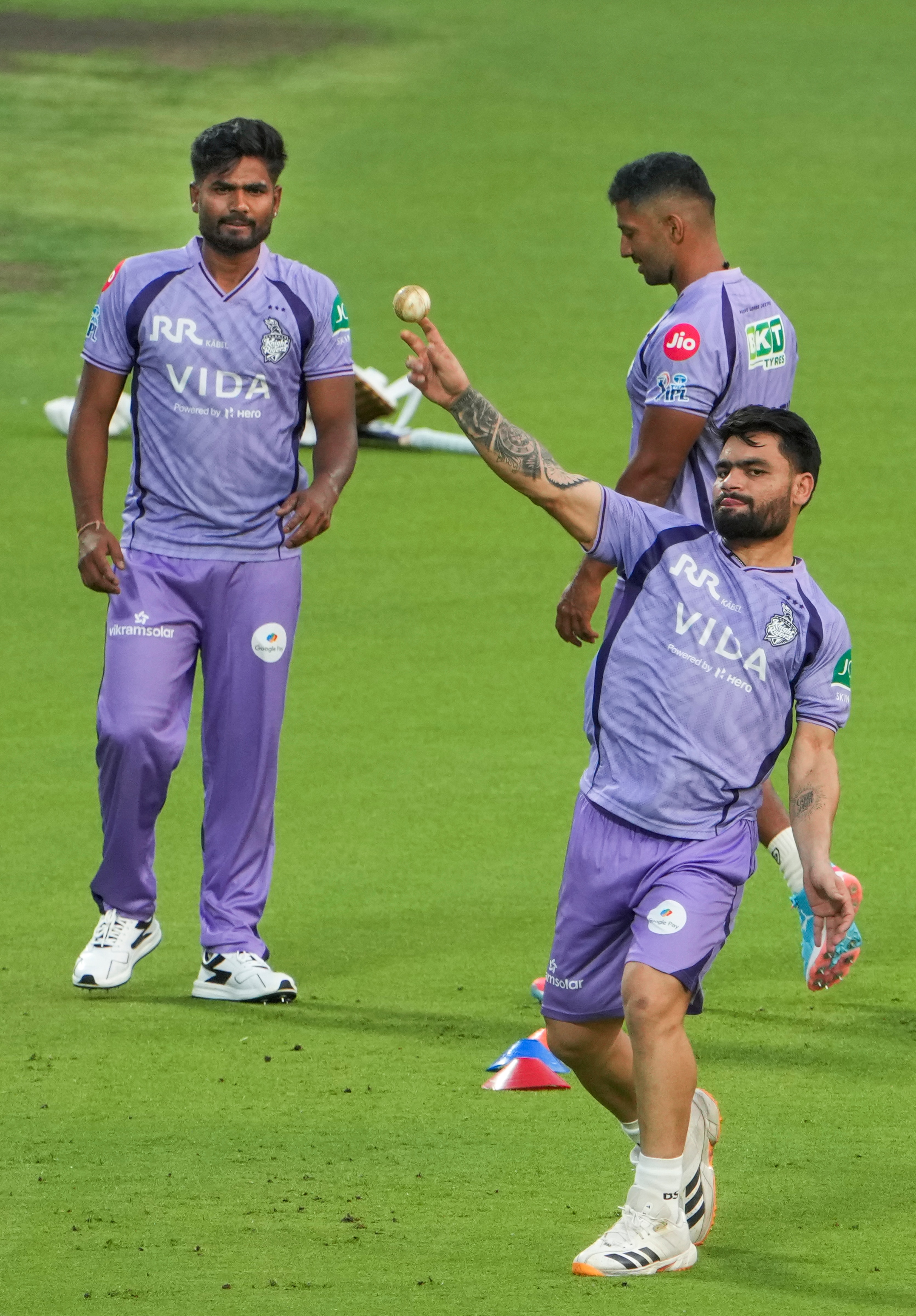 এর মধ্যে কেকেআর বড় ধাক্কা খেয়েছে মুস্তাফিজুর রহমান আইপিএল থেকে বাদ হয়ে যাওয়ায়। বোলিং বিভাগে হর্ষিত রানা ও মাথিশা পাথিরানার চোট সমস্যা আরও বাড়িয়ে দেয়। তবে আশা করা হচ্ছে দু'জনই ফিট হয়ে ফিরবেন। এর মধ্যে কেকেআর বড় ধাক্কা খেয়েছে মুস্তাফিজুর রহমান আইপিএল থেকে বাদ হয়ে যাওয়ায়। বোলিং বিভাগে হর্ষিত রানা ও মাথিশা পাথিরানার চোট সমস্যা আরও বাড়িয়ে দেয়। তবে আশা করা হচ্ছে দু'জনই ফিট হয়ে ফিরবেন।