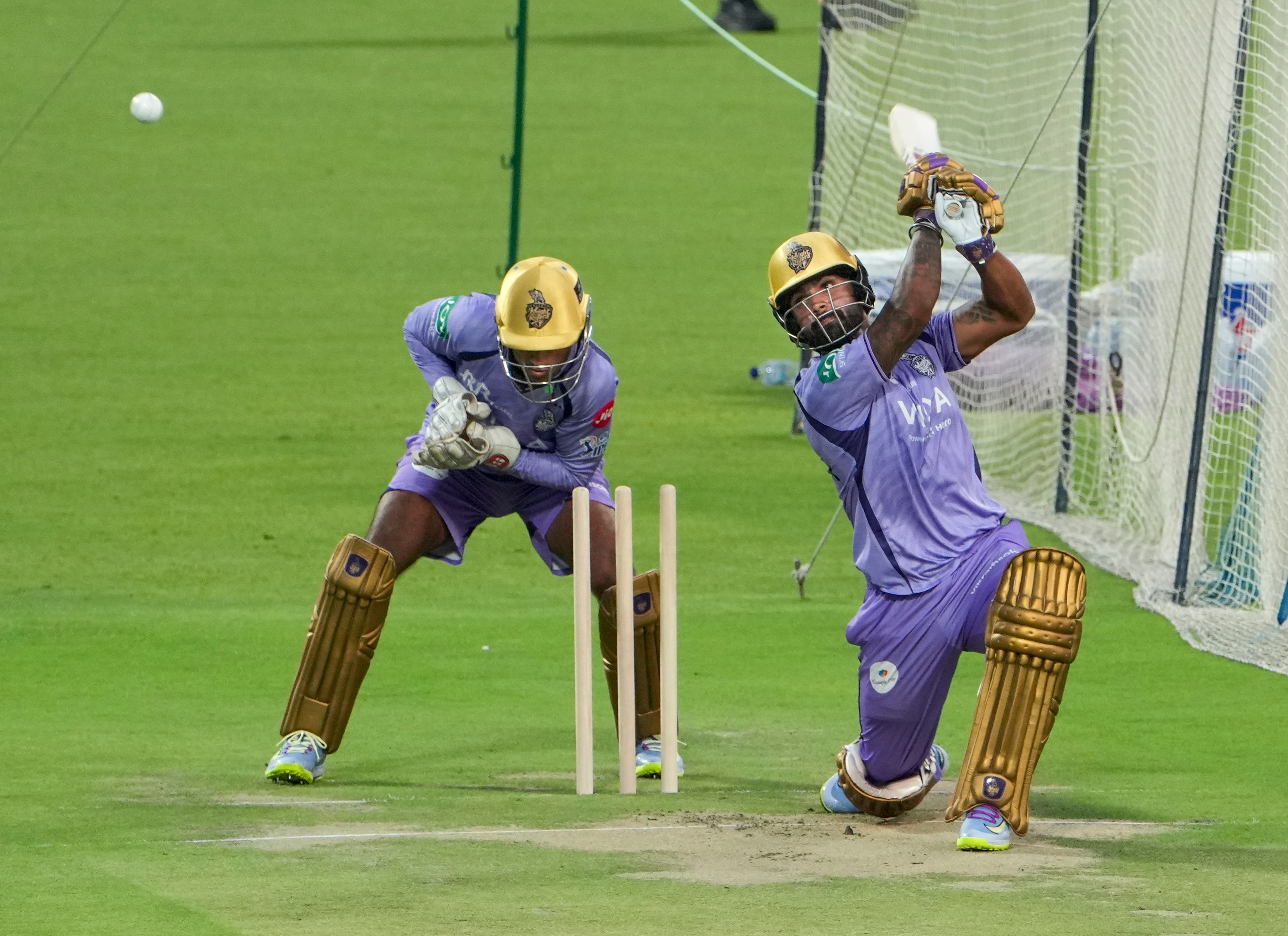 সেক্ষেত্রে কলকাতা নাইট রাইডার্সের প্লেয়িং ১১-এ কারা জায়গা পেতে পারেন তা নিয়েই শুরু হয়েছে জল্পনা। ওপেন করতে পারেন সুনীল নারিন ও ফিন অ্যালেন। সেক্ষেত্রে ক্যাপ্টেন অজিঙ্কা রাহানে তিন নম্বরে নামতে পারেন। সেক্ষেত্রে কলকাতা নাইট রাইডার্সের প্লেয়িং ১১-এ কারা জায়গা পেতে পারেন তা নিয়েই শুরু হয়েছে জল্পনা। ওপেন করতে পারেন সুনীল নারিন ও ফিন অ্যালেন। সেক্ষেত্রে ক্যাপ্টেন অজিঙ্কা রাহানে তিন নম্বরে নামতে পারেন।