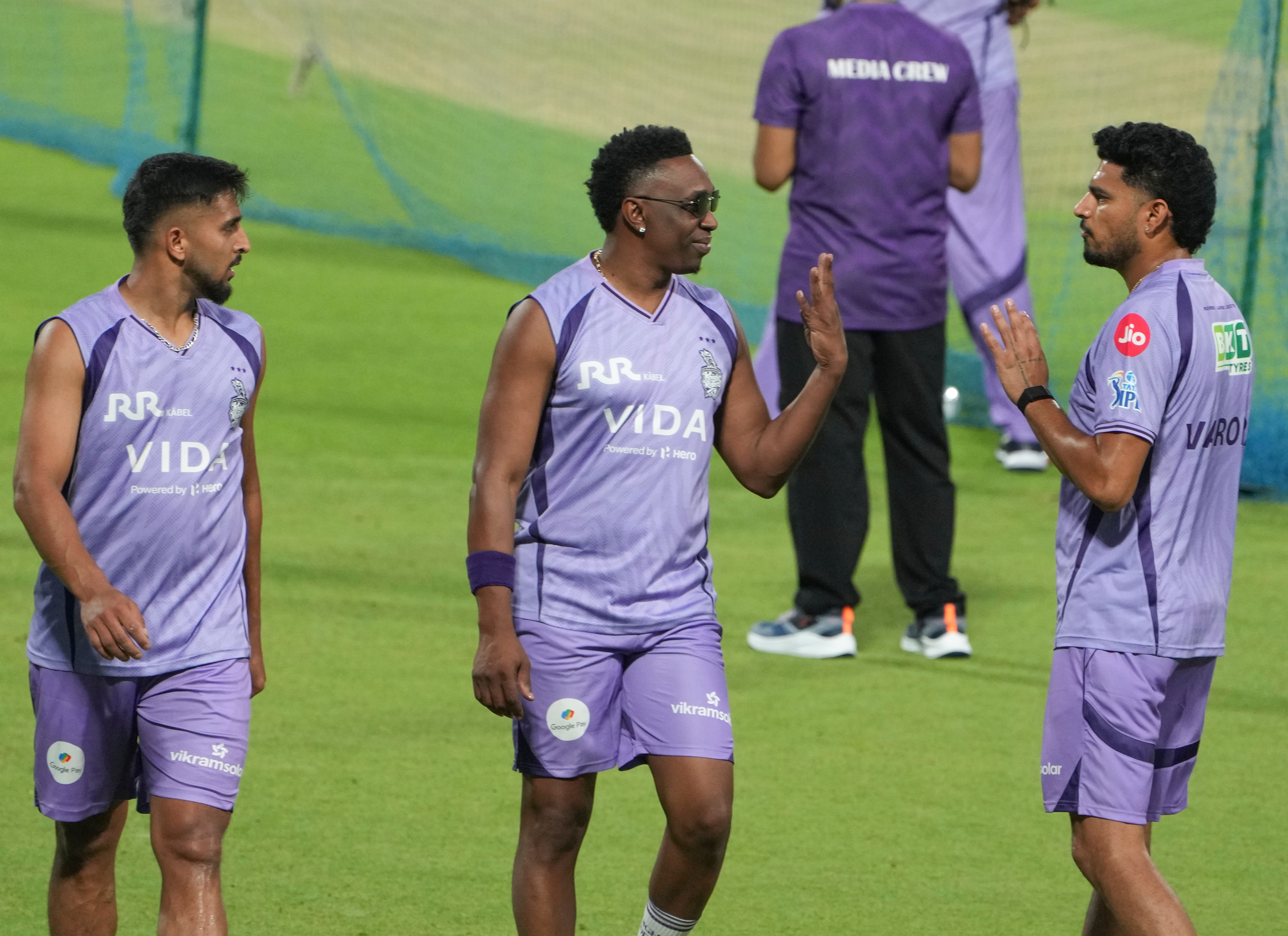 সুনীল নারিনের সঙ্গে স্পিন বিভাগ সামলাবেন বরুণ চক্রবর্তী। পেস বোলিং-এ হর্ষিত রানা, উমরান মালিক ও মাথিশা পাথিরানা থাকতে পারেন। এবার প্রশ্ন আসে, সেক্ষেত্রে ইমপ্যাক্ট ক্রিকেটার কে হবেন? পেস বোলিং-এর শক্তি আরও বাড়াতে বৈভব আরোরাকে সুযোগ দেওয়া হতে পারে। সুনীল নারিনের সঙ্গে স্পিন বিভাগ সামলাবেন বরুণ চক্রবর্তী। পেস বোলিং-এ হর্ষিত রানা, উমরান মালিক ও মাথিশা পাথিরানা থাকতে পারেন। এবার প্রশ্ন আসে, সেক্ষেত্রে ইমপ্যাক্ট ক্রিকেটার কে হবেন? পেস বোলিং-এর শক্তি আরও বাড়াতে বৈভব আরোরাকে সুযোগ দেওয়া হতে পারে।