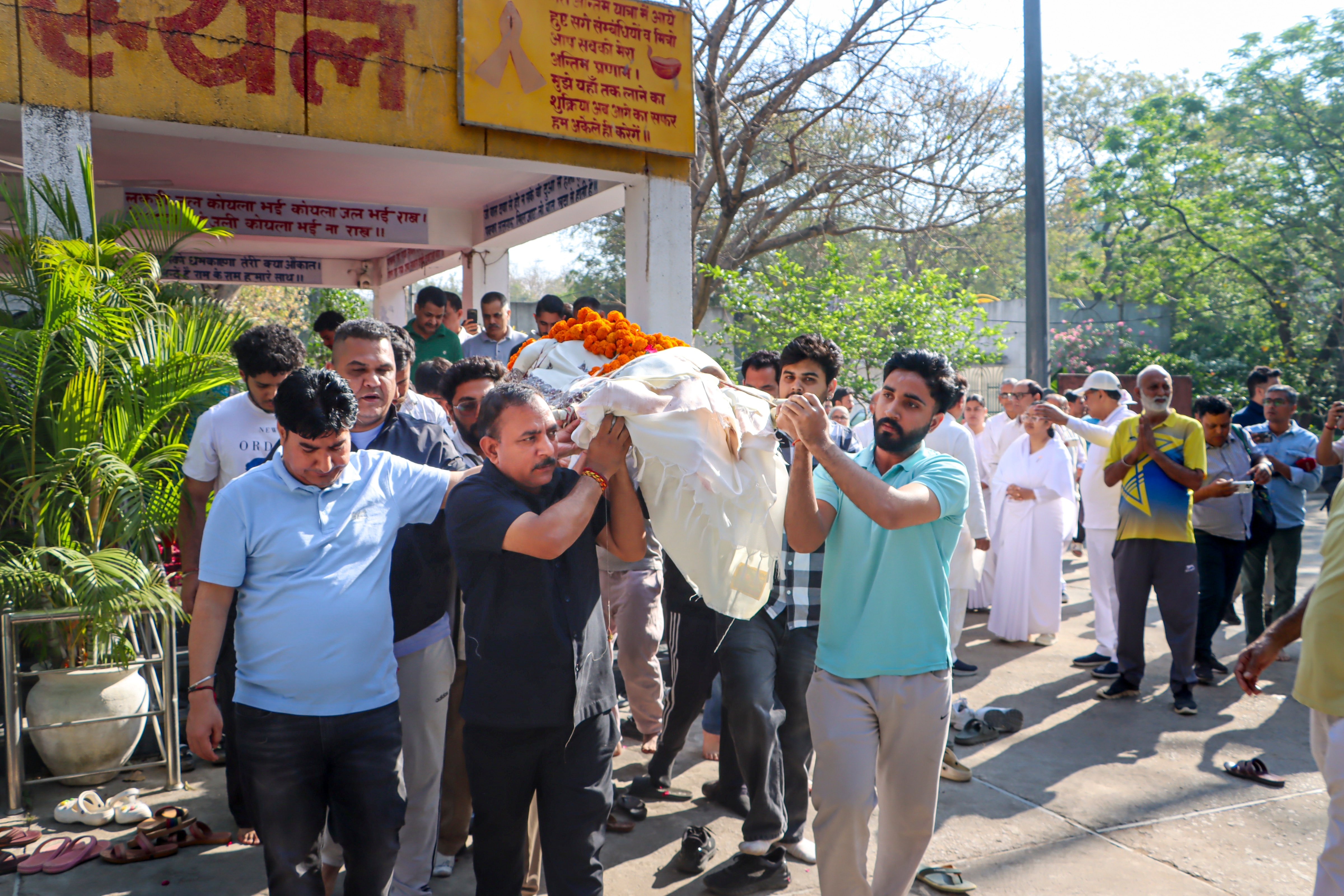 আবেগনঘন বিদায় জানালেন ছেলেকে