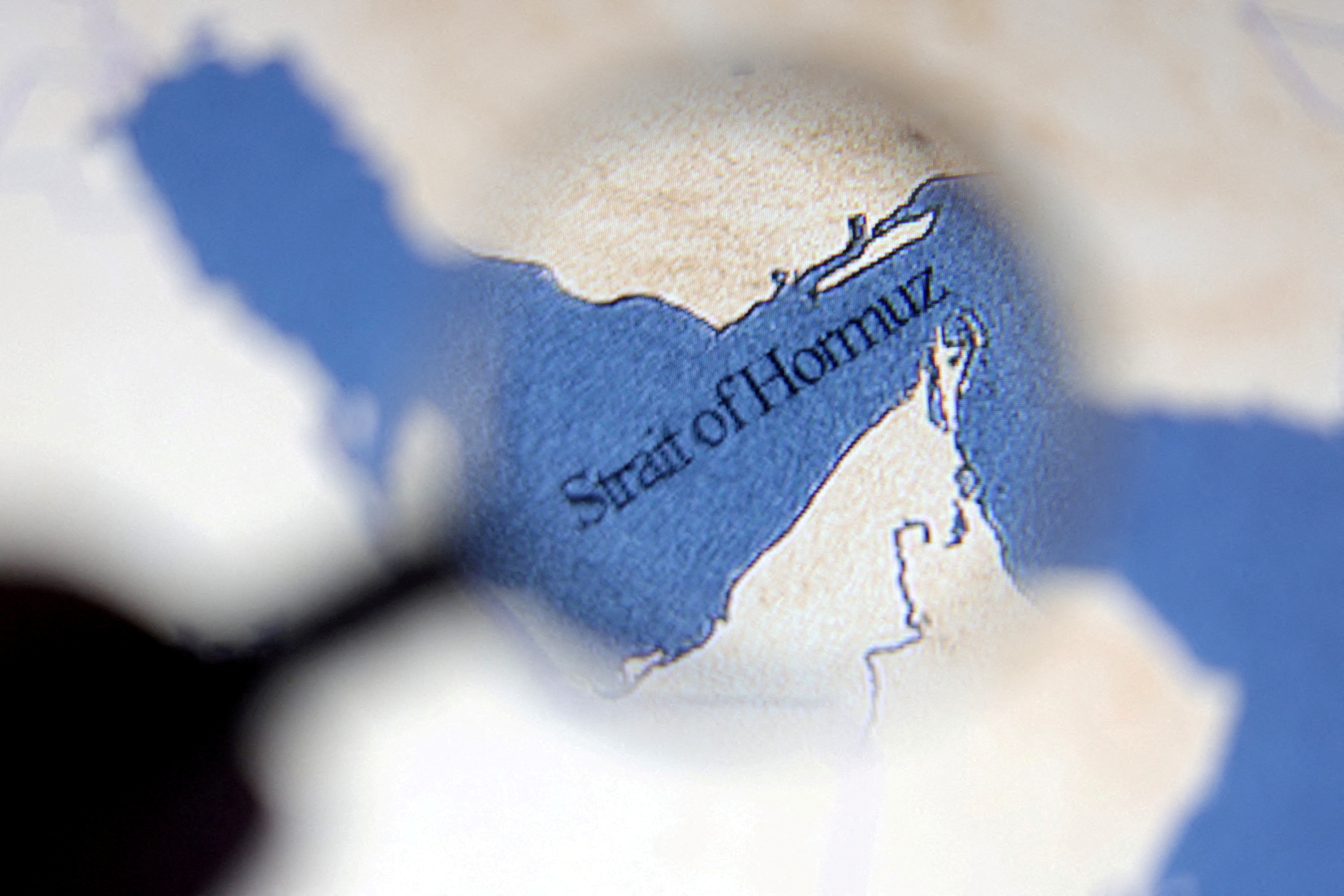  কেবলগুলি অগভীর জলে রয়েছে