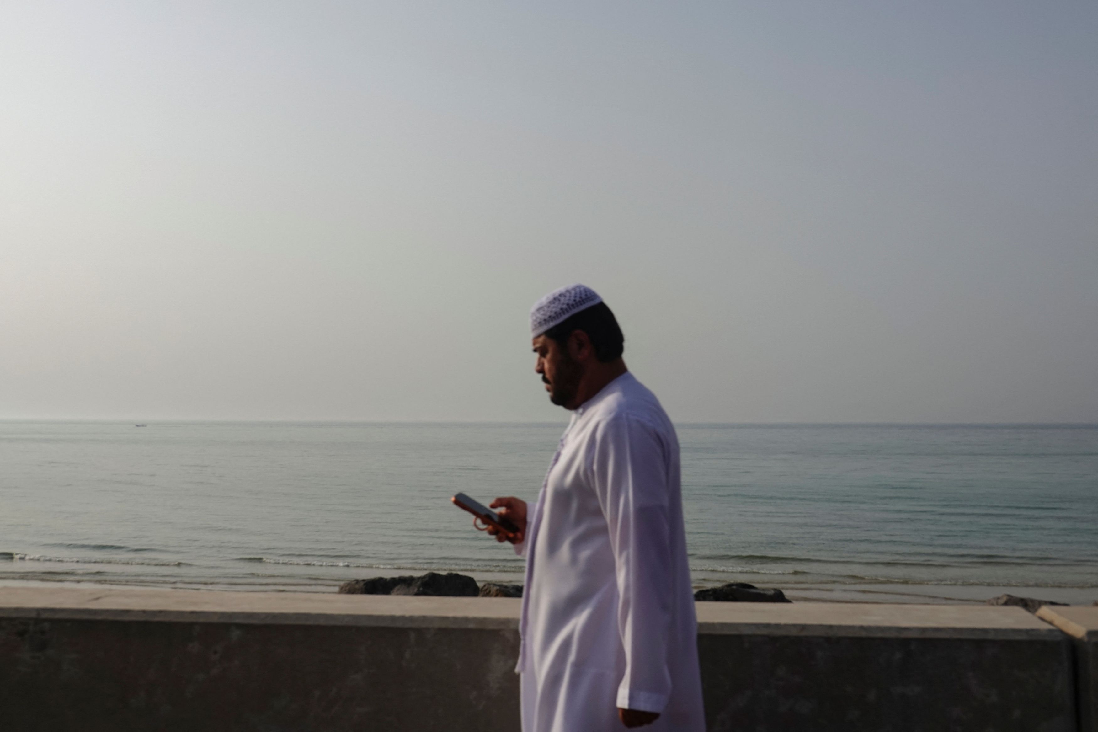 প্রায় দেড়শো জাহাজ আটকে পড়েছে