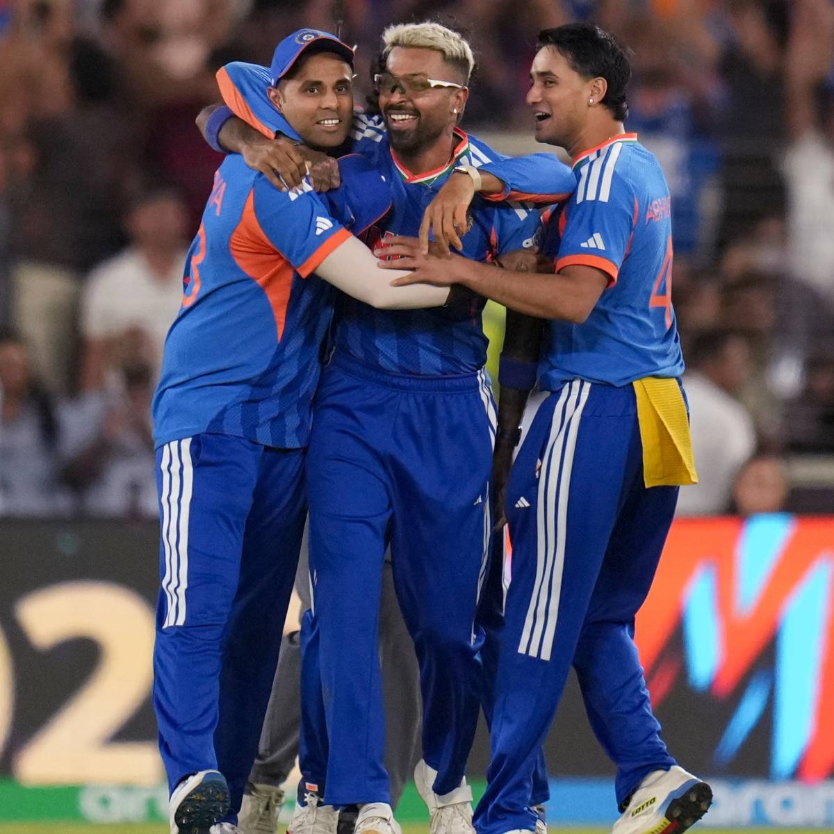 প্রথম সেমিফাইনালে নিউজিল্যান্ড দক্ষিণ আফ্রিকাকে ৯ উইকেটে হারিয়েছে। অন্যদিকে, ভারত ইংল্যান্ডকে ৭ রানে হারিয়ে ফাইনালে উঠেছে। 