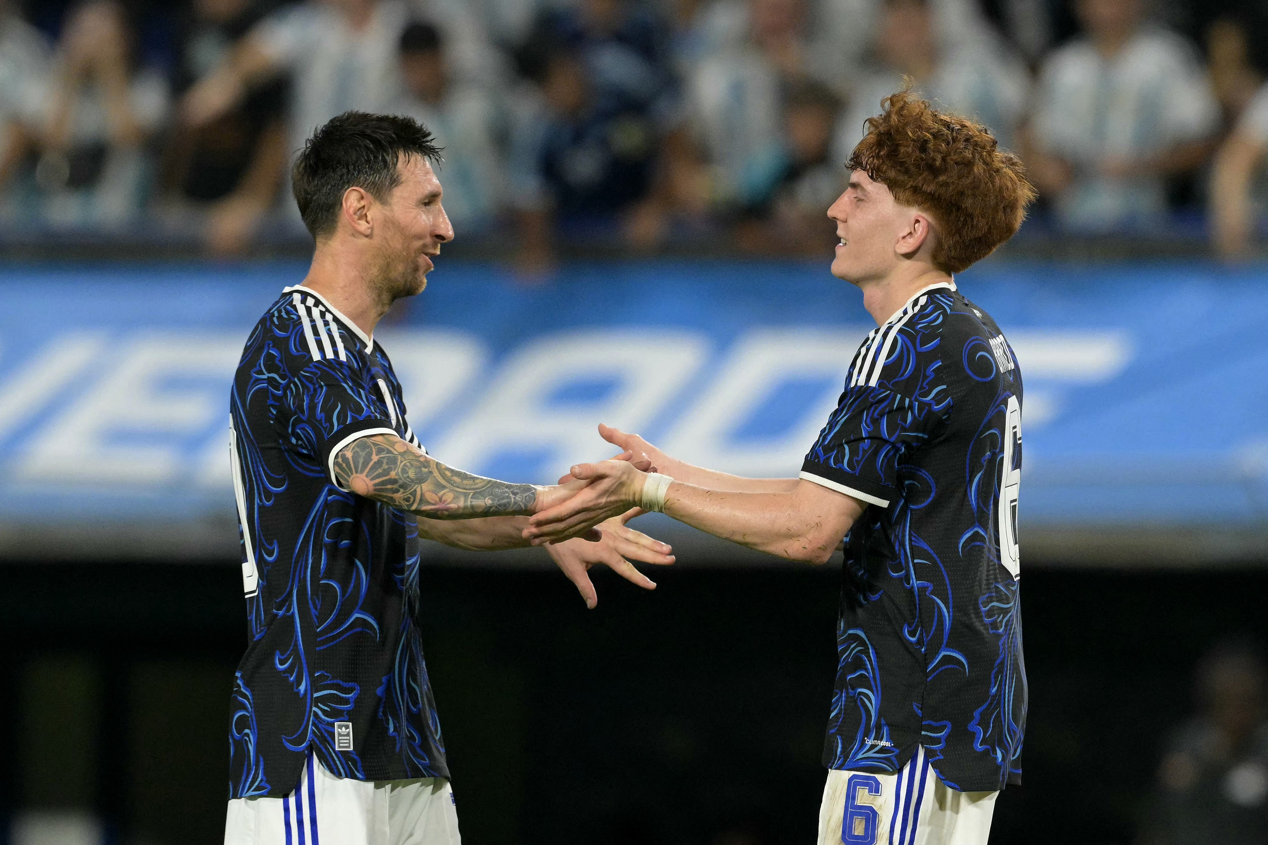  মেসি চোখের জল মুছছেন