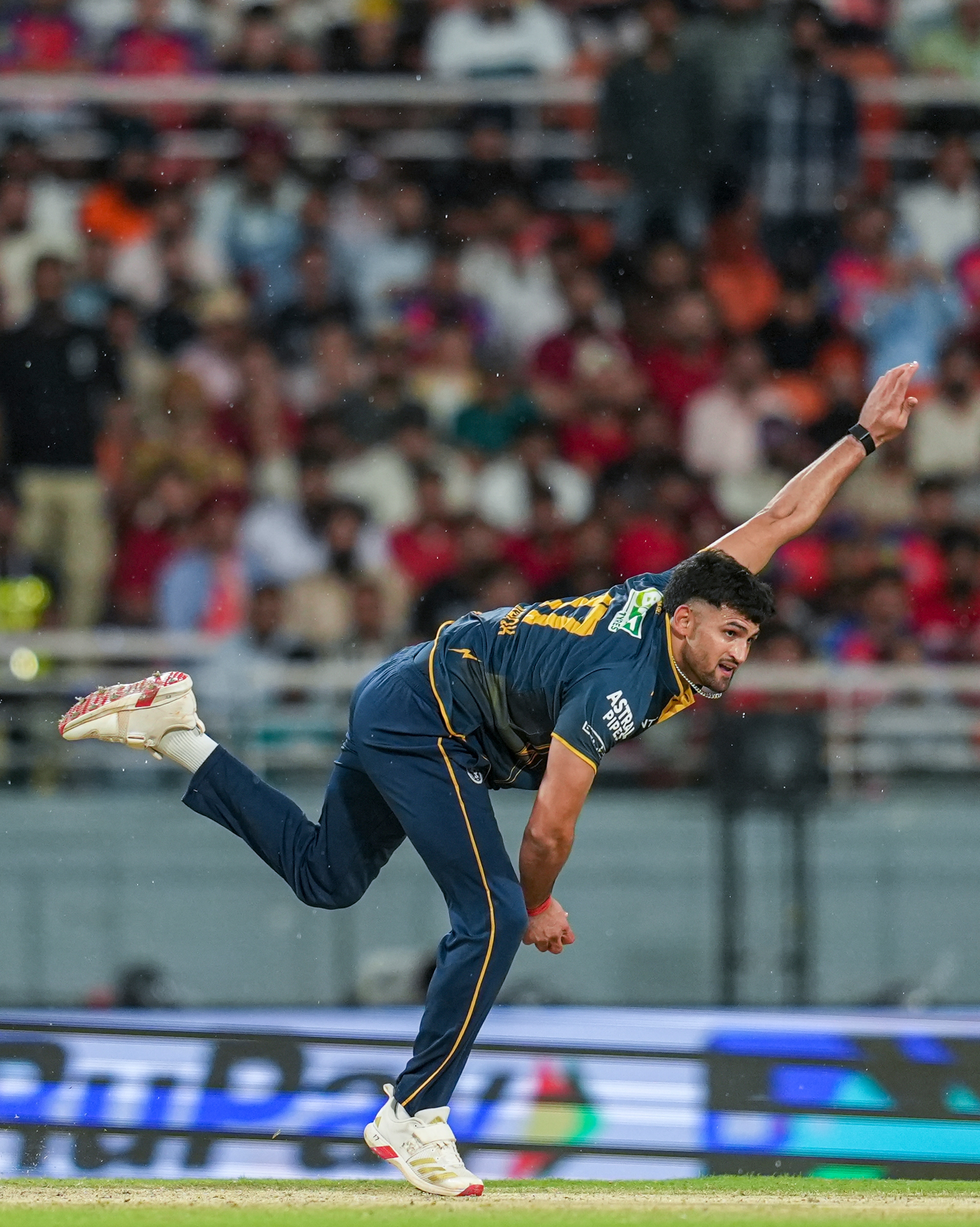 রাজস্থানের অশোক শর্মার উত্থানের নেপথ্যে রয়েছে তার দাদার আত্মত্যাগ। তাঁর হাত ধরে উমরান মালিক, ময়ঙ্ক যাদবের পর ভারতীয় ক্রিকেটে নয়া গতিদানবের আবির্ভাব হয়েছে। সেই বলের গতি ছিল ১৫৪.২ কিমি। এবার ২৩ বছরের পেসারকে ৯০ লক্ষ টাকায় কিনে নিয়েছে গুজরাত টাইটান্স। রাজস্থানের অশোক শর্মার উত্থানের নেপথ্যে রয়েছে তার দাদার আত্মত্যাগ। তাঁর হাত ধরে উমরান মালিক, ময়ঙ্ক যাদবের পর ভারতীয় ক্রিকেটে নয়া গতিদানবের আবির্ভাব হয়েছে। সেই বলের গতি ছিল ১৫৪.২ কিমি। এবার ২৩ বছরের পেসারকে ৯০ লক্ষ টাকায় কিনে নিয়েছে গুজরাত টাইটান্স।