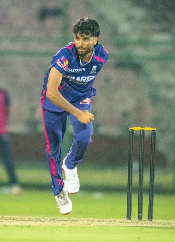 এবারের আইপিএলে স্বপ্নের অভিষেক হয়েছে তাঁর। দিনমজুরের সন্তান ব্রিজেশ শর্মা সোনালি সফরের শুরু হয়েছে। গতিতে-সুইংয়ে মুগ্ধ করে দিক গোটা ক্রিকেটবিশ্বকে। এখন কেউ তাঁকে বলছে ‘উধমপুর এক্সপ্রেস’, কেউ-বা ‘উধমপুরের শের’। এরকম নামডাক আরও হবে ব্রিজেশের। আইপিএলের নিলামে এবারের আইপিএলে স্বপ্নের অভিষেক হয়েছে তাঁর। দিনমজুরের সন্তান ব্রিজেশ শর্মা সোনালি সফরের শুরু হয়েছে। গতিতে-সুইংয়ে মুগ্ধ করে দিক গোটা ক্রিকেটবিশ্বকে। এখন কেউ তাঁকে বলছে ‘উধমপুর এক্সপ্রেস’, কেউ-বা ‘উধমপুরের শের’। এরকম নামডাক আরও হবে ব্রিজেশের। আইপিএলের নিলামে