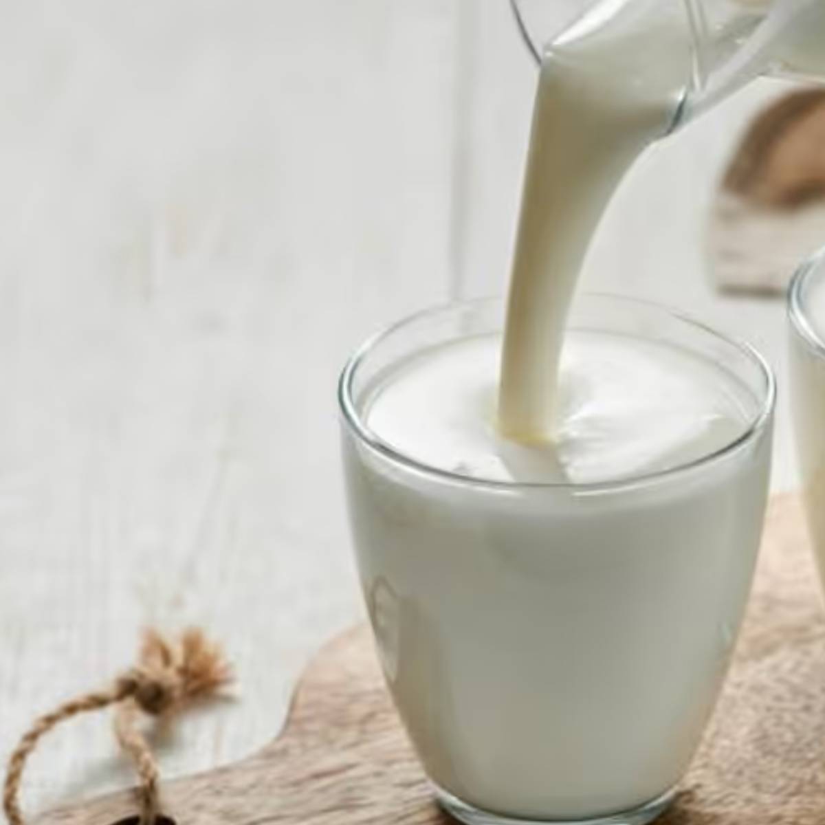 আজ আমরা এমন একটি গোপন উপাদানের কথা বলব, যা যোগ করলে আপনার সাধারণ ঘোল একটি উৎকৃষ্ট মানের পানীয়তে পরিণত হবে।