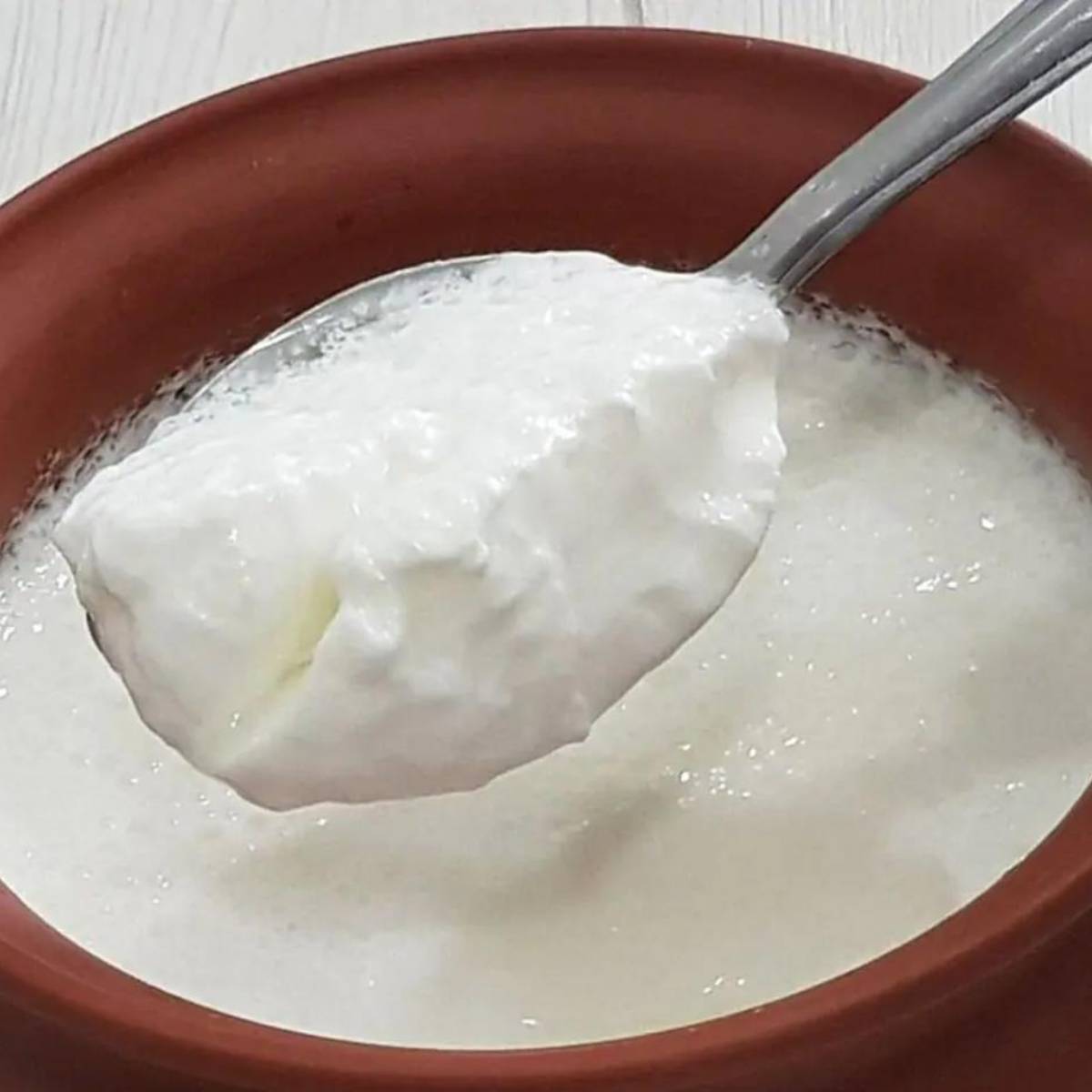 গ্রীষ্মকালে শরীর সুস্থ রাখতে, জল ছাড়াও এমন পানীয় খাওয়া উচিত যা শরীরকে সতেজ রাখে, পুষ্টি জোগায় এবং শীতলতা দেয়। গ্রীষ্মকালে ঘোলও একটি দারুণ বিকল্প, কিন্তু যদি প্রতিদিন একই ধরনের ঘোল খেতে খেতে একঘেয়ে লাগে, তবে পুদিনা মেশানো ঘোলই সেরা বিকল্প হতে পারে।