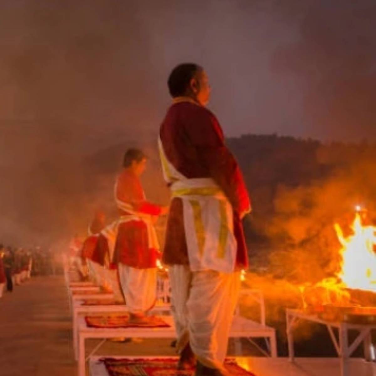স্বল্প খরচে থাকার জন্য হোস্টেল ও আশ্রম সহজেই পাওয়া যায়।আপনি যদি স্বল্প খরচে সমুদ্র সৈকতের অভিজ্ঞতা পেতে চান, তবে গোকর্ণই সেরা বিকল্প। গোকর্ণের সৈকতগুলো শান্ত ও জনশূন্য। এখানে স্বল্প খরচে থাকার ব্যবস্থা এবং স্থানীয় খাবার সহজেই পাওয়া যায়।