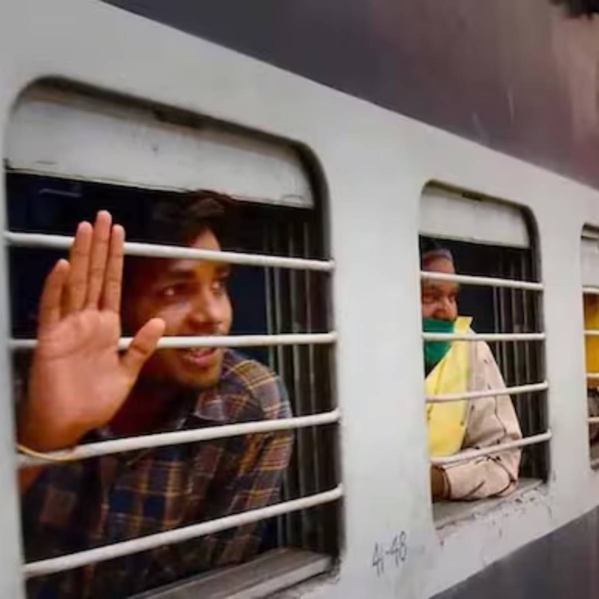 অনেক সময়ই দেখা যায়, এক স্টেশন থেকে টিকিট কাটলেও, সেই স্টেশন থেকে ট্রেনে ওঠার ক্ষেত্রে অনেক সময় সমস্যা হয়। ফলে অন্য স্টেশন থেকে সেই ট্রেন ধরতে হয়। এমন সমস্যায় পড়লে কী করবেন? উপায় বাতলে দিল ভারতীয় রেল। এখন থেকে টিকিট থাকলে বোর্ডিং স্টেশন পরিবর্তন করলেও সমস্