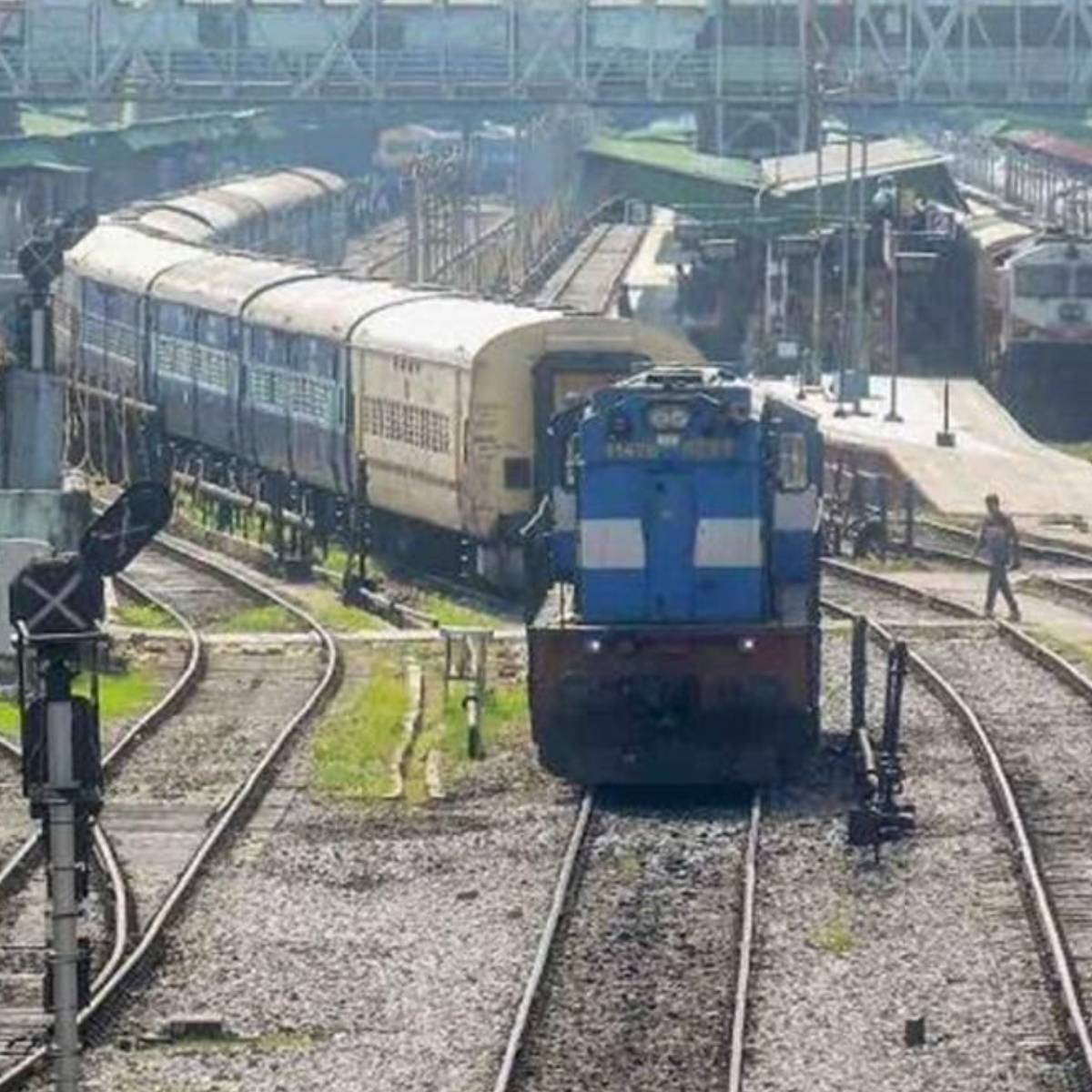 অফলাইনে এই কাজ করতে হলে, শুরুতে যেতে হবে নিকটবর্তী রেল স্টেশনে। সেখানে রিজার্ভেশন কাউন্টারে গিয়ে নিজের পরিচয়পত্র ও টিকিট দেখিয়ে জানান, কন স্টেশন থেকে আপনি ট্রেনে উঠতে চান।