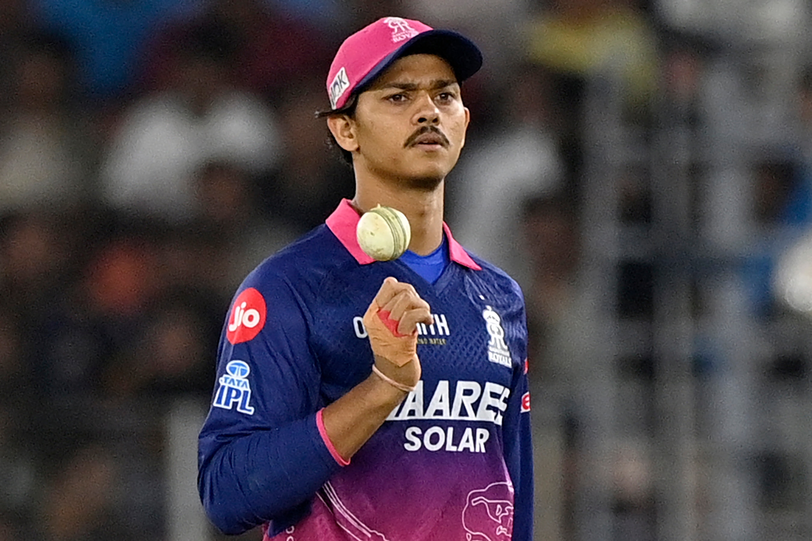 মাথার উপর স্থায়ী ছাদ ছিল না। দু’বেলা দু’মুঠো খাবারও জুটতো না রোজ। অর্থের অভাবে একসময় ফুচকাও বিক্রি করতে হয়েছে যশস্বী জয়সওয়ালকে। কিন্তু ইচ্ছাশক্তি দমেনি কখনও। ইচ্ছেডানায় ভর করেই স্বপ্নের উড়ান ভরেছিল। আইপিএলে তিনি খেলেন রাজস্থান রয়্যালসে। তাঁকে ১৮ কোটি টাক মাথার উপর স্থায়ী ছাদ ছিল না। দু’বেলা দু’মুঠো খাবারও জুটতো না রোজ। অর্থের অভাবে একসময় ফুচকাও বিক্রি করতে হয়েছে যশস্বী জয়সওয়ালকে। কিন্তু ইচ্ছাশক্তি দমেনি কখনও। ইচ্ছেডানায় ভর করেই স্বপ্নের উড়ান ভরেছিল। আইপিএলে তিনি খেলেন রাজস্থান রয়্যালসে। তাঁকে ১৮ কোটি টাক