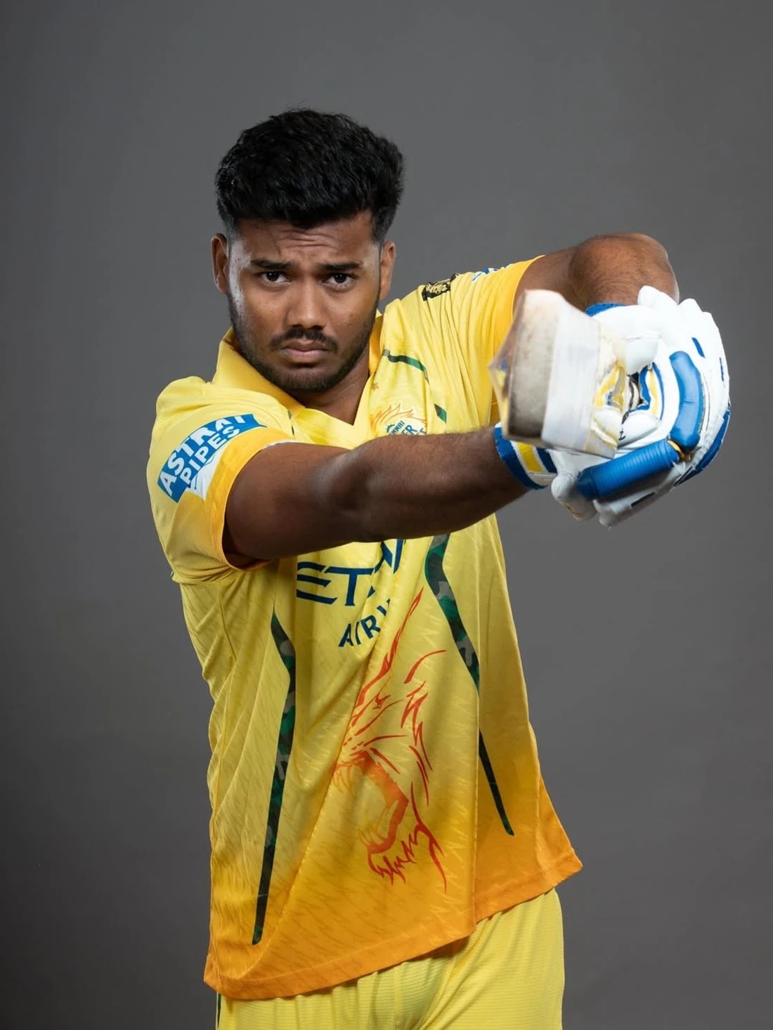 রাজস্থানের ভরতপুর থেকে উঠে আসা কার্তিক শর্মার গল্প আরও বেশি আবেগঘন। দারিদ্রের সঙ্গে লড়াই করতে গিয়ে তাঁর পরিবার জমি-গয়না পর্যন্ত বিক্রি করেছে। সেই ত্যাগের ফল মিলেছে এবারের আইপিএল নিলামে। চেন্নাই সুপার কিংস তাকে ১৪.২০ কোটিতে দলে নিয়েছে। রাজস্থানের ভরতপুর থেকে উঠে আসা কার্তিক শর্মার গল্প আরও বেশি আবেগঘন। দারিদ্রের সঙ্গে লড়াই করতে গিয়ে তাঁর পরিবার জমি-গয়না পর্যন্ত বিক্রি করেছে। সেই ত্যাগের ফল মিলেছে এবারের আইপিএল নিলামে। চেন্নাই সুপার কিংস তাকে ১৪.২০ কোটিতে দলে নিয়েছে।