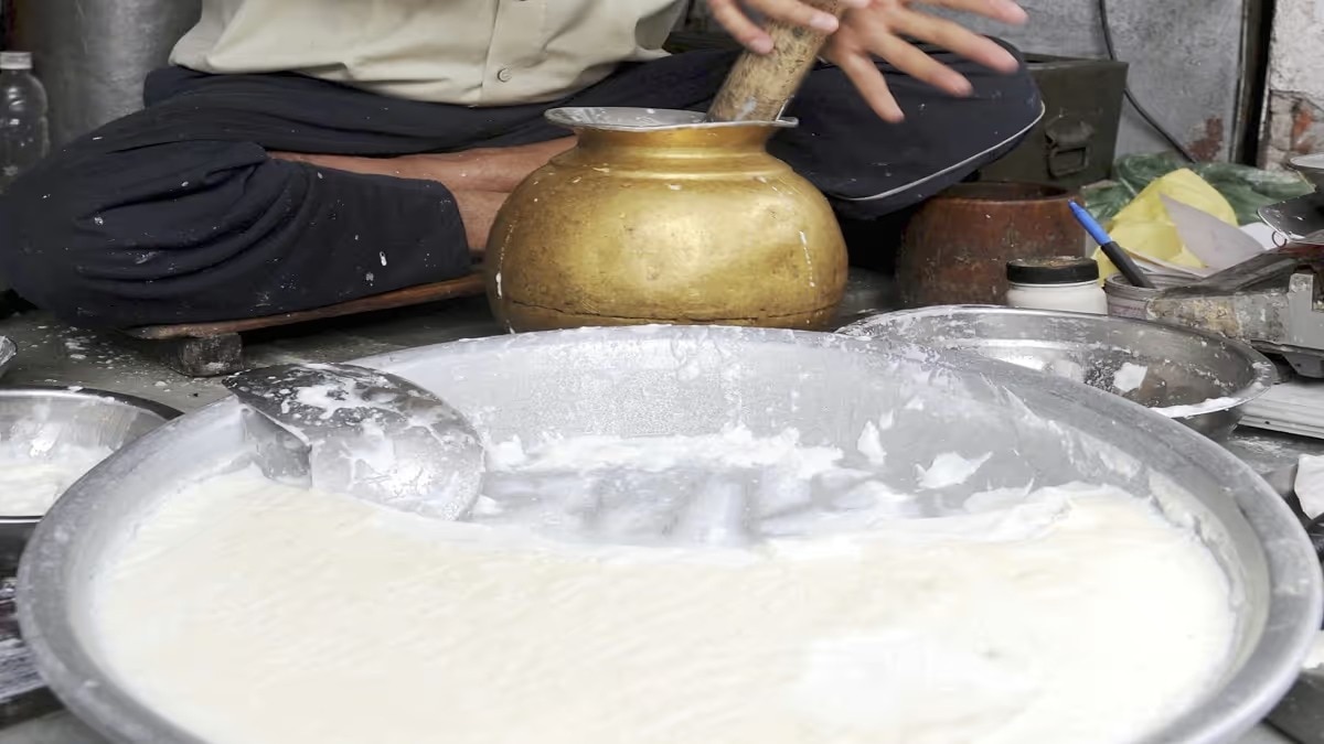 বিশেষ করে যাদের সর্দি, কাশি এবং অ্যালার্জির সমস্যা আছে, তাদের ঘোল খাওয়া কমিয়ে দেওয়া উচিত। ঘোল প্রকৃতিগতভাবে শীতল হওয়ায় এটি শরীরে কফ বাড়িয়ে দেয়। এর ফলে কাশি এবং গলার সমস্যা আরও বাড়তে পারে। একইভাবে, যাদের হাঁপানি বা শ্বাসকষ্টের সমস্যা আছে, তাদেরও স