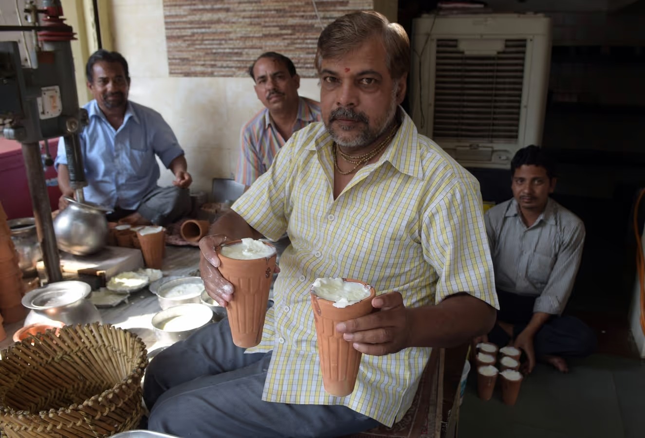 সঠিক সময়ে এবং সঠিক পরিমাণে ঘোল পান করা অত্যন্ত গুরুত্বপূর্ণ। সাধারণত রাতে ঘোল পান করা ভাল নয়। এটি হজমে ব্যাঘাত ঘটায় এবং কফজনিত সমস্যা বাড়িয়ে তোলে। এটি বিকেলে পান করাই শ্রেয়। এছাড়াও, ঘোল বা বাটার সাথে সামান্য জিরা, কারি পাতা এবং আদা মিশিয়ে নিলে এর 