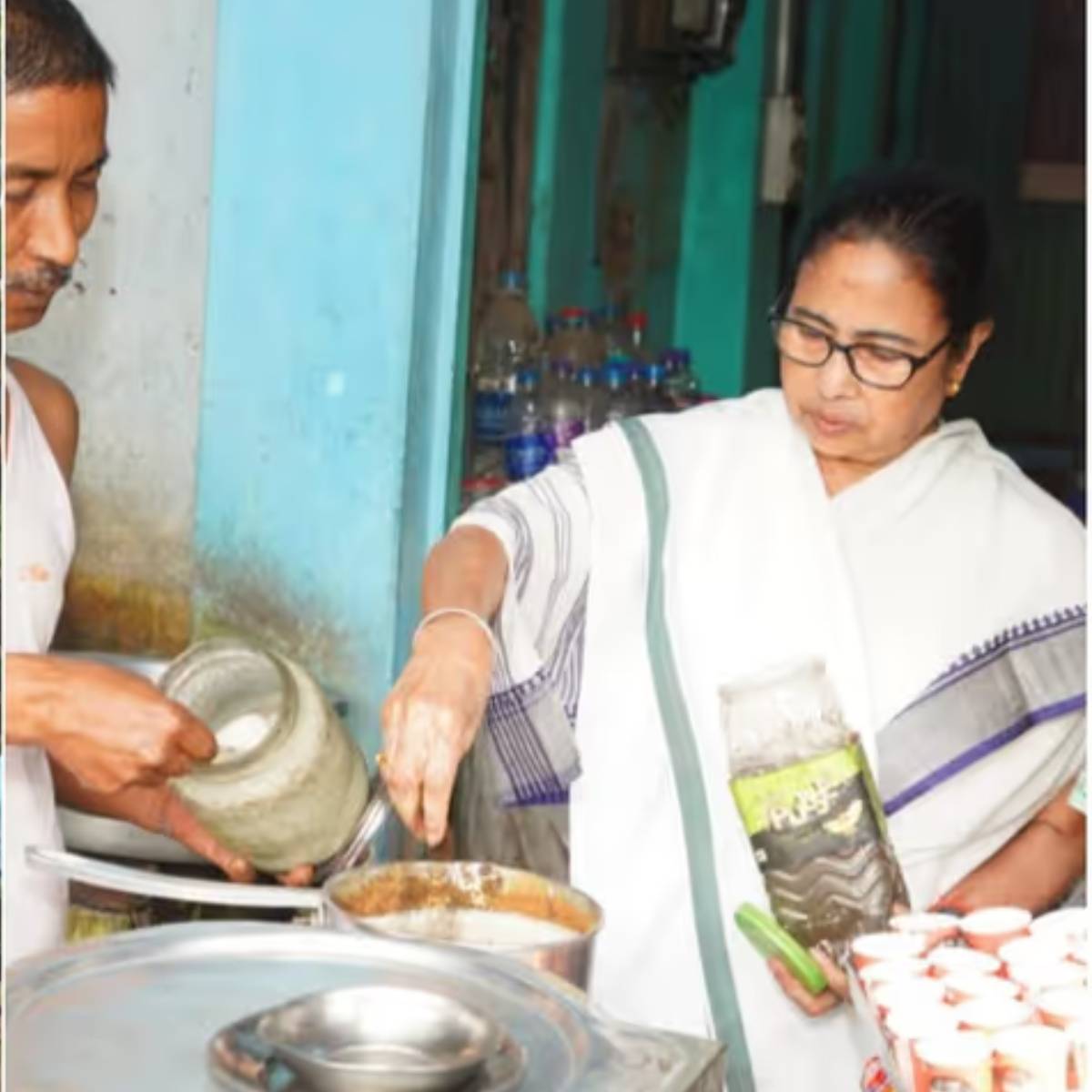 তিনি বলেন, 'ভাত রুটি ছেড়ে দিন। ওই চিড়ে মুড়ি একটু ডাল সেদ্ধ কখনও কোনও দিন একটা ডিম সেদ্ধ পেলে খাই। এতেই দিন চলে যায়। এটা আমার অভ্যেস হয়ে গিয়েছে।'