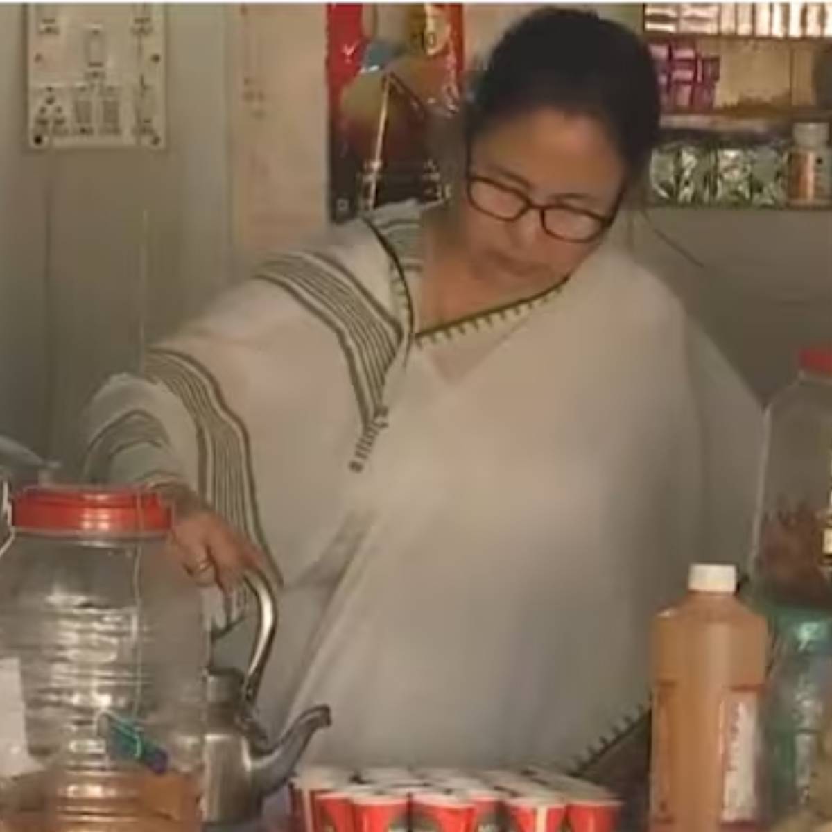 সভা থেকে বক্তৃতা দিতে দিতেই নিজের প্রিয় চাপের রেসিপি শেয়ার করে দিলেন মমতা। তিনি দিনে খুব বেশিবার চা খান না বলেও জানান। 