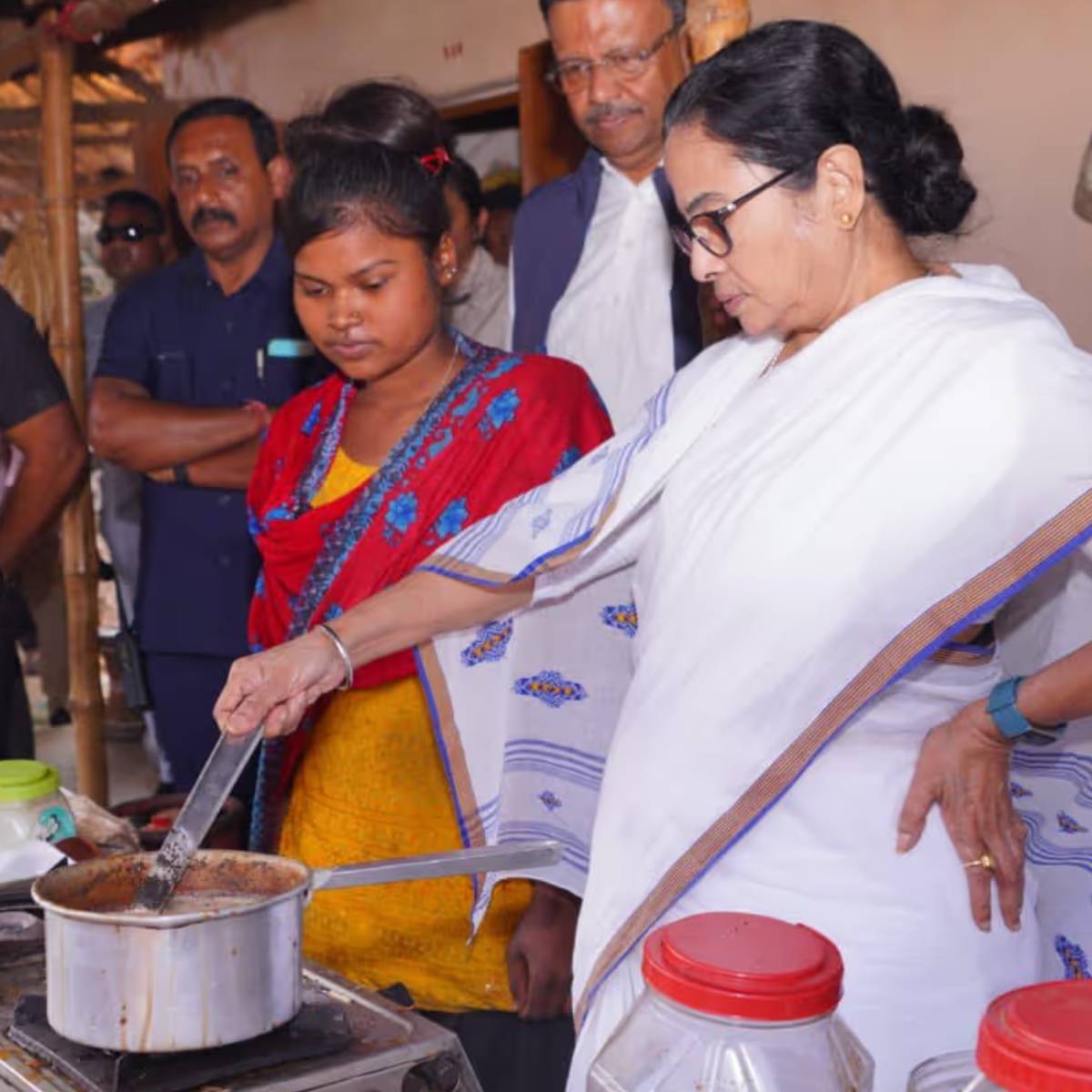চা খাওয়া নিয়েও মুখ খুলেছেন মমতা। এখনকার বাজারে নানা ধরণের চা পাওয়া যায়। অনেক পুষ্টিবিদ বিভিন্ন ধরণের চা খাওয়ার পরামর্শ দেন। কী ধরণের চা খান মমতা?