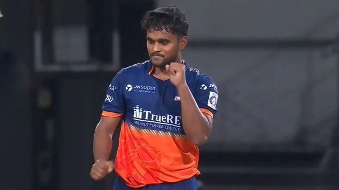 দারিদ্র, অনিশ্চয়তা আর লড়াই – এই তিন শব্দের মিশেলেই মধ্যপ্রদেশের তরুণ পেসার মঙ্গেশ যাদবের জীবনকথা। সেই সংগ্রামের গল্পই নতুন মোড় নিয়েছে। আরসিবি তাঁকে ৫.২০ কোটি টাকায় দলে নিয়েছে। বোরগাঁও গ্রামের এক ভাড়াবাড়িতে বেড়ে ওঠা মঙ্গেশের জীবন ছিল সীমিত আয়ের মধ দারিদ্র, অনিশ্চয়তা আর লড়াই – এই তিন শব্দের মিশেলেই মধ্যপ্রদেশের তরুণ পেসার মঙ্গেশ যাদবের জীবনকথা। সেই সংগ্রামের গল্পই নতুন মোড় নিয়েছে। আরসিবি তাঁকে ৫.২০ কোটি টাকায় দলে নিয়েছে। বোরগাঁও গ্রামের এক ভাড়াবাড়িতে বেড়ে ওঠা মঙ্গেশের জীবন ছিল সীমিত আয়ের মধ