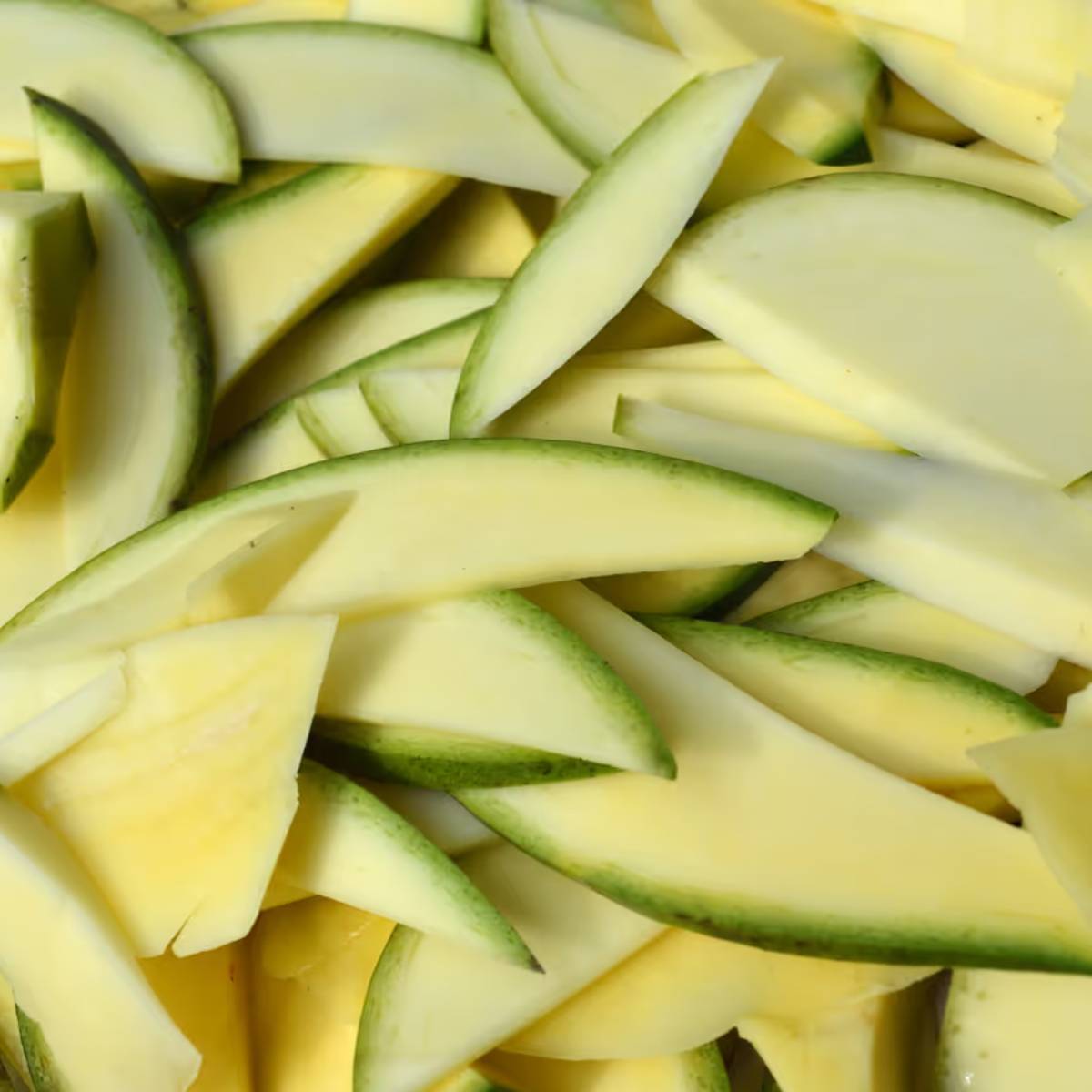 বিশেষজ্ঞদের মতে, কাঁচা আমে ভিটামিন সি বেশি থাকে। তাই রোগ প্রতিরোধ ক্ষমতা বাড়ে। পাকা আমের থেকে ভাল।