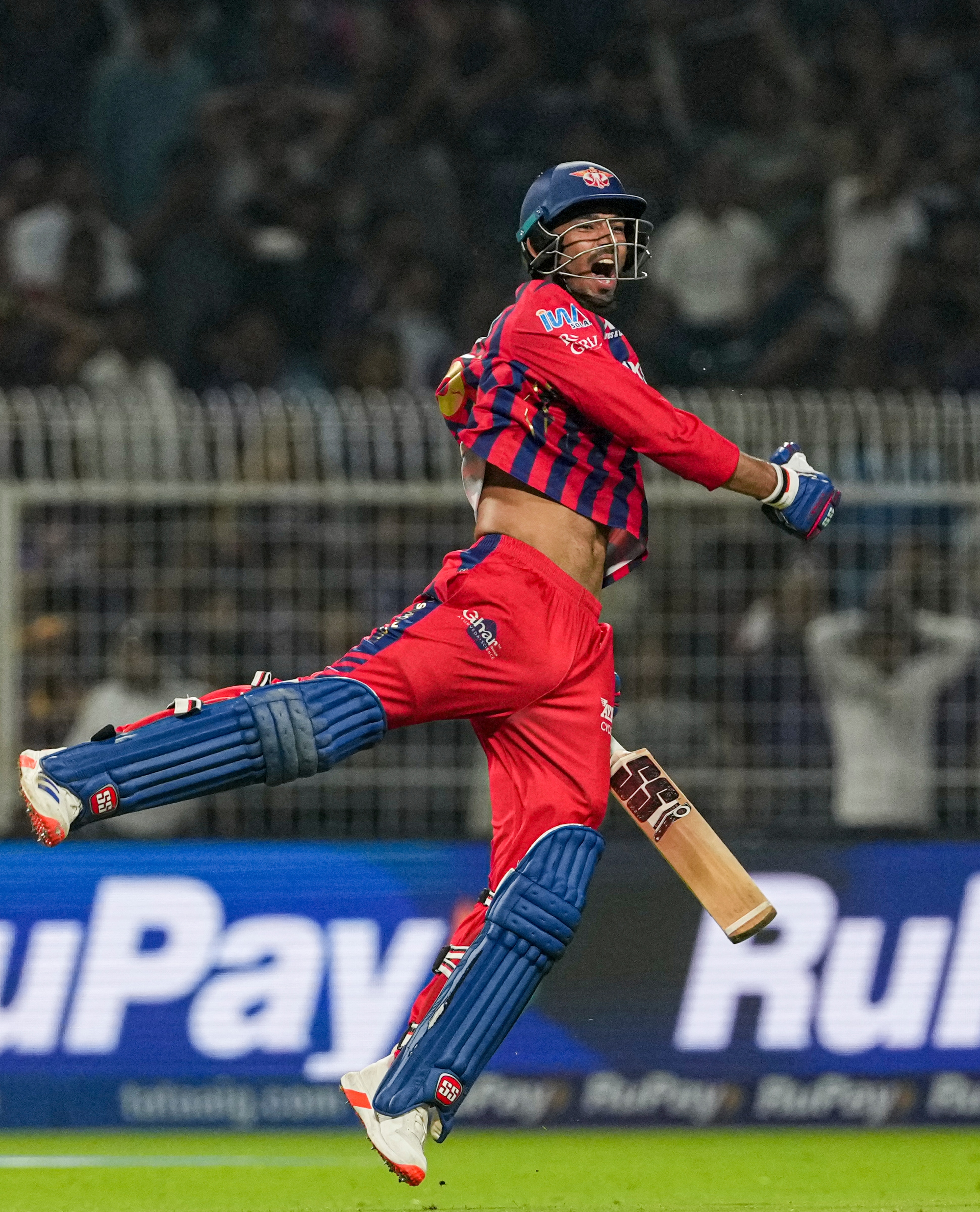 রাজস্থানের ঝুনঝুনু থেকে সঞ্জীব গোয়েঙ্কার দলে সুযোগ পেয়েছেন তিনি। মুকুল চৌধুরী। দেশের ক্রিকেটভক্তরা এতক্ষণে নাম জেনে গিয়েছে। কলকাতা নাইট রাইডার্সের বিরুদ্ধে ২৭ বলে ৫৪ রানের অবিশ্বাস্য ইনিংস খেলে লখনউ সুপার জায়ান্টসকে ম্যাচ জিতিয়ে মাঠ ছাড়েন। ছোটবেলায় আর্থিক রাজস্থানের ঝুনঝুনু থেকে সঞ্জীব গোয়েঙ্কার দলে সুযোগ পেয়েছেন তিনি। মুকুল চৌধুরী। দেশের ক্রিকেটভক্তরা এতক্ষণে নাম জেনে গিয়েছে। কলকাতা নাইট রাইডার্সের বিরুদ্ধে ২৭ বলে ৫৪ রানের অবিশ্বাস্য ইনিংস খেলে লখনউ সুপার জায়ান্টসকে ম্যাচ জিতিয়ে মাঠ ছাড়েন। ছোটবেলায় আর্থিক