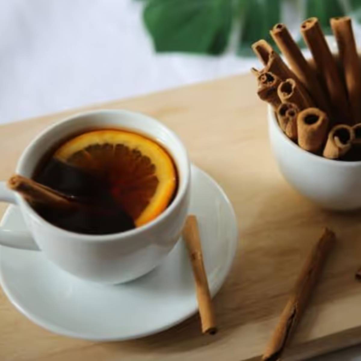 মমতা বলেন, 'আমি খুব বেশি চা খাই না। সকালে একবার, আর বিকেলে একবার গ্রিন টি।' তবে প্রশ্ন হল, কীভাবে এই চা বানান ,মমতা? সেটাও জানিয়ে দিলেন এই মঞ্চ থেকেই।