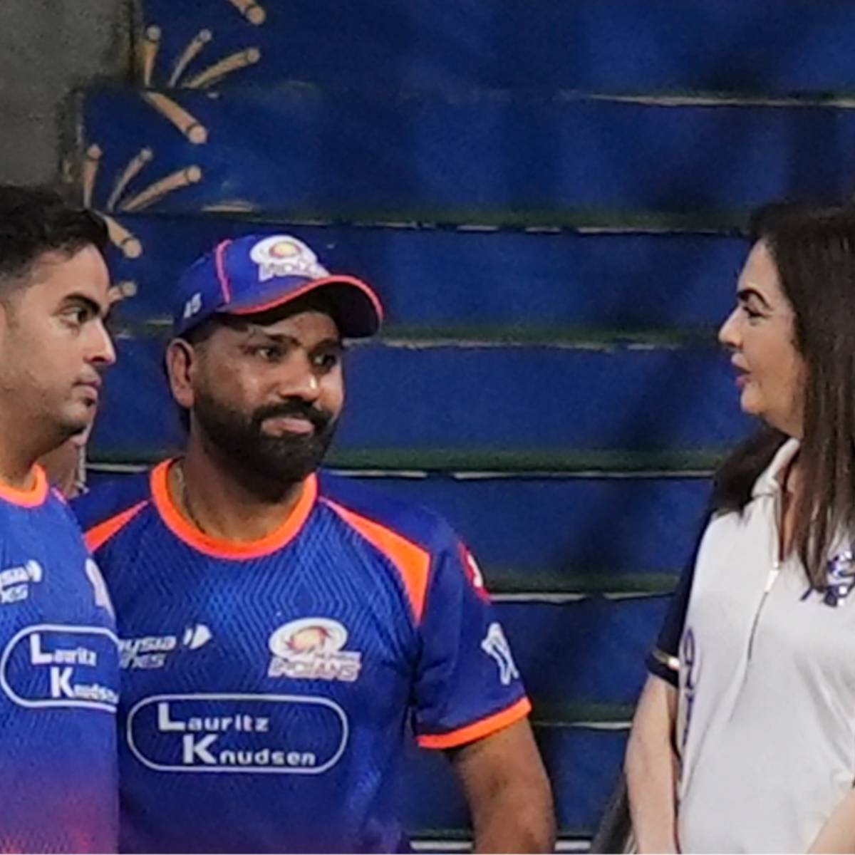 ২০২৬ আইপিএল মরসুমে মুম্বই ইন্ডিয়ান্সের (MI) শুরুটা হতাশাজনক হয়েছে। দলটি তাদের প্রথম পাঁচটি ম্যাচের মধ্যে চারটিতেই হেরে পয়েন্ট টেবিলের নবম স্থানে নেমে গেছে। সর্বশেষ ম্যাচে পঞ্জাব কিংসের (PBKS) কাছে সাত উইকেটের পরাজয় দলটির দুর্বলতাকে আরও প্রকট করে তুলেছে। এ