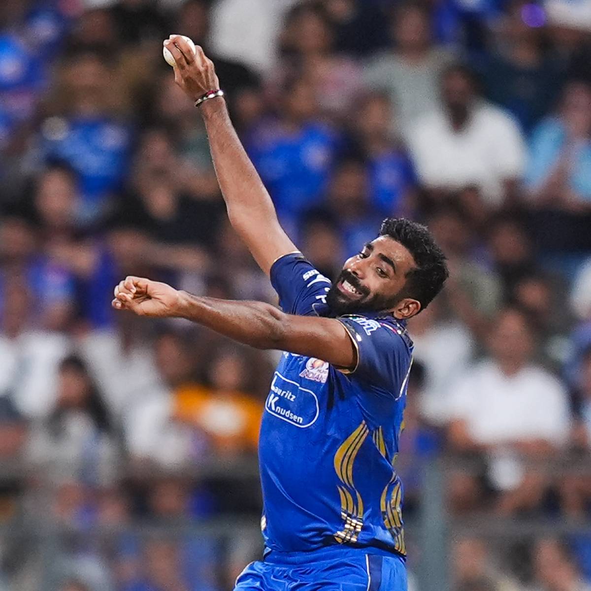 রোহিত শর্মার উপস্থিতি সত্ত্বেও দলটি ভারসাম্য বজায় রাখতে হিমশিম খাচ্ছে, বিশেষ করে বোলিং বিভাগে ধারাবাহিকতার অভাবে। টানা কয়েকটি পরাজয়ের পর, মুম্বই ইন্ডিয়ান্স এখন টুর্নামেন্টে ফিরে আসার ক্ষেত্রে এক বড় চ্যালেঞ্জের মুখোমুখি। টুর্নামেন্টে টিকে থাকতে হলে দলটিকে 