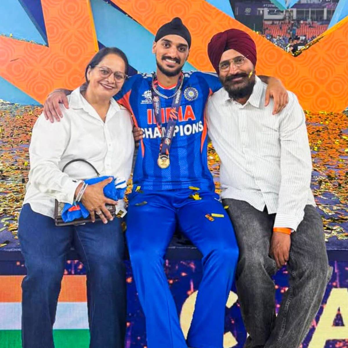 এক সাক্ষাৎকারে ক্রিকেটারের বাবা দর্শন সিংকে জিজ্ঞাসা করা হয়েছিল, অশদীপ কবে বর হবে। এর উত্তরে তিনি বলেন, 'ও আমাদের বলছে আপাতত অপেক্ষা করতে।' (ছবি: ইনস্টাগ্রাম @_arshdeep.singh__)