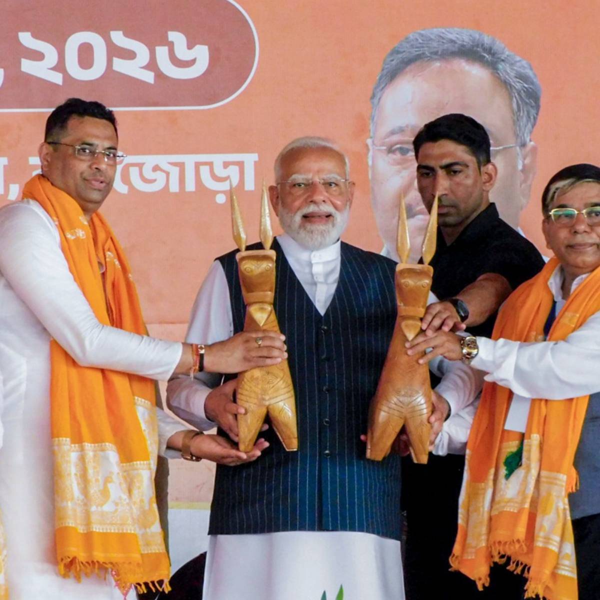 রবিবারের প্রচারে বেরিয়ে ঝাড়গ্রামে অন্য মেজাজে ধরা দিলেন প্রধানমন্ত্রী নরেন্দ্র মোদী। বাঙালির প্রিয় ঝালমুড়ি মোদির হাতে! বাঙালির ঝালমুড়িতে মজে নরেন্দ্র মোদি! ঝাড়গ্রামে সভা শেষে ঝালমুড়ি খেলেন মোদি। মুড়ি খেতে খেতেই জনসংযোগ।