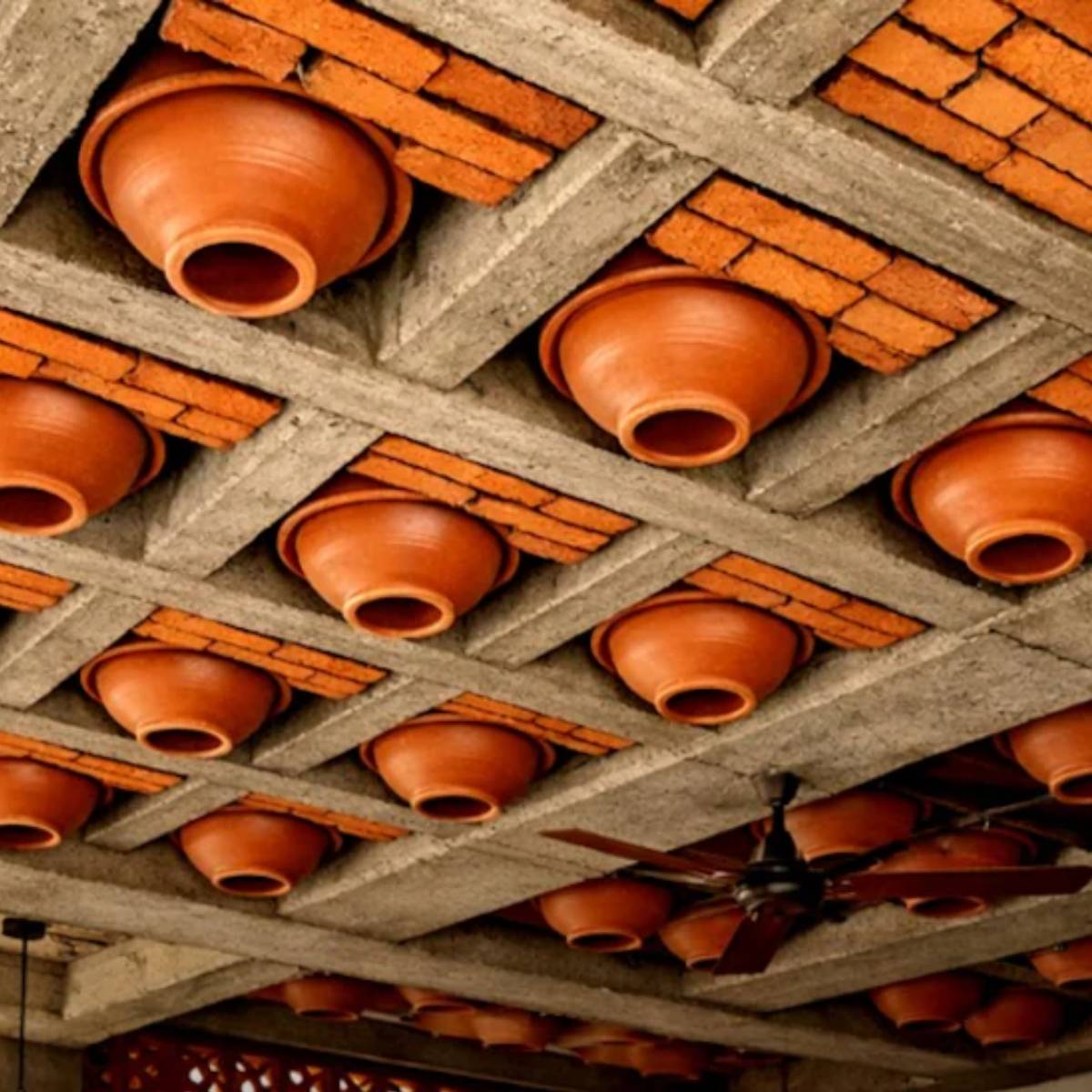 কথিত আছে যে সেই সময়ে জল সংরক্ষণের জন্য টেরাকোটার পাত্র ব্যবহার করা হতো, এবং এই প্রথা আজও অনেক গ্রামীণ বাড়িতে প্রচলিত আছে। এই কৌশলটি বিদ্যুৎ ছাড়াই প্রাকৃতিকভাবে জল ঠান্ডা করে। কখনও কখনও দেখা গেছে যে এই কৌশলটি বাইরের তাপমাত্রার তুলনায় ঘরের ভেতরের তাপমাত্রা 