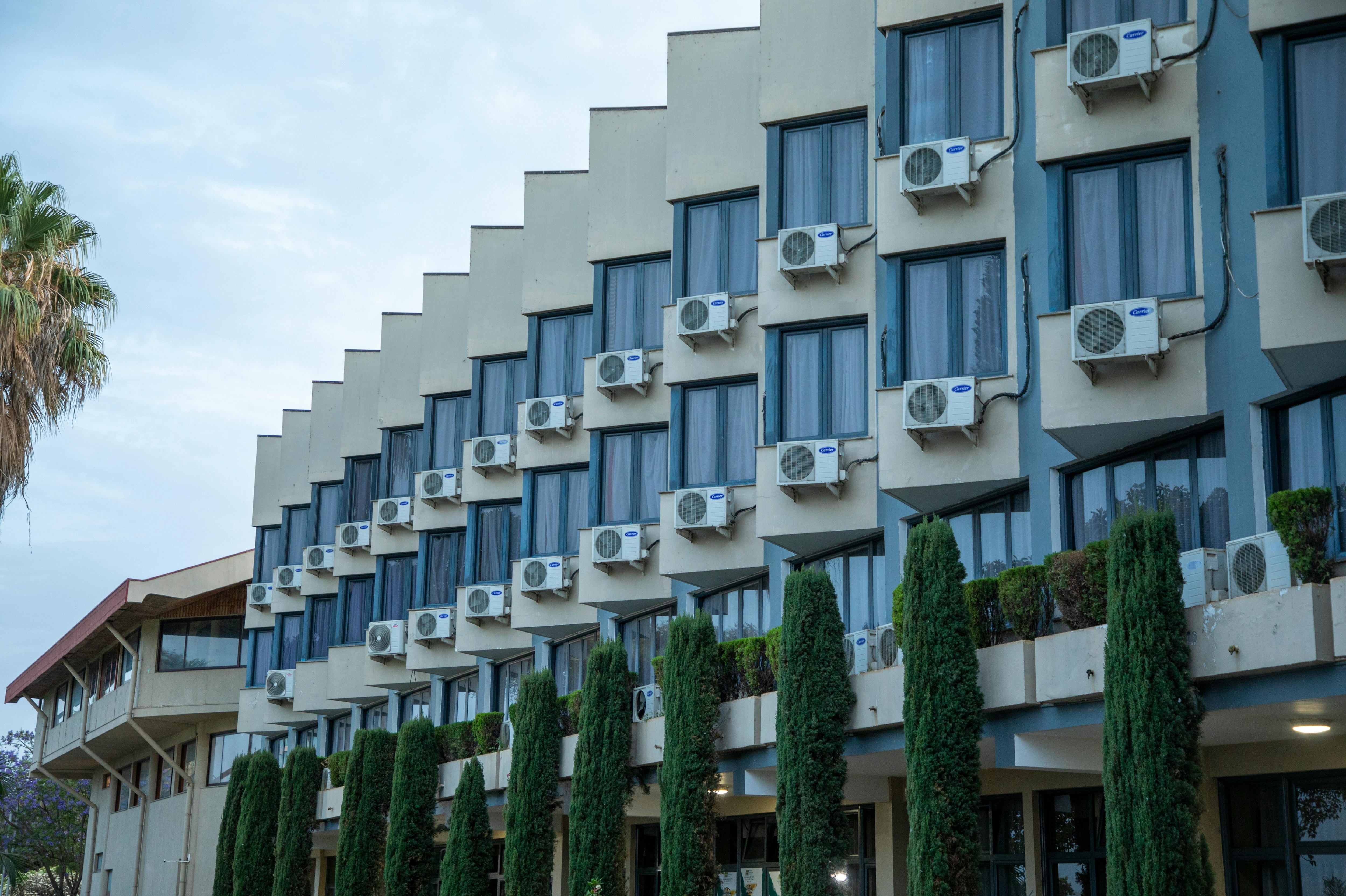 এসি চালিয়ে সিলিং ফ্যান বন্ধ রাখেন অনেকে